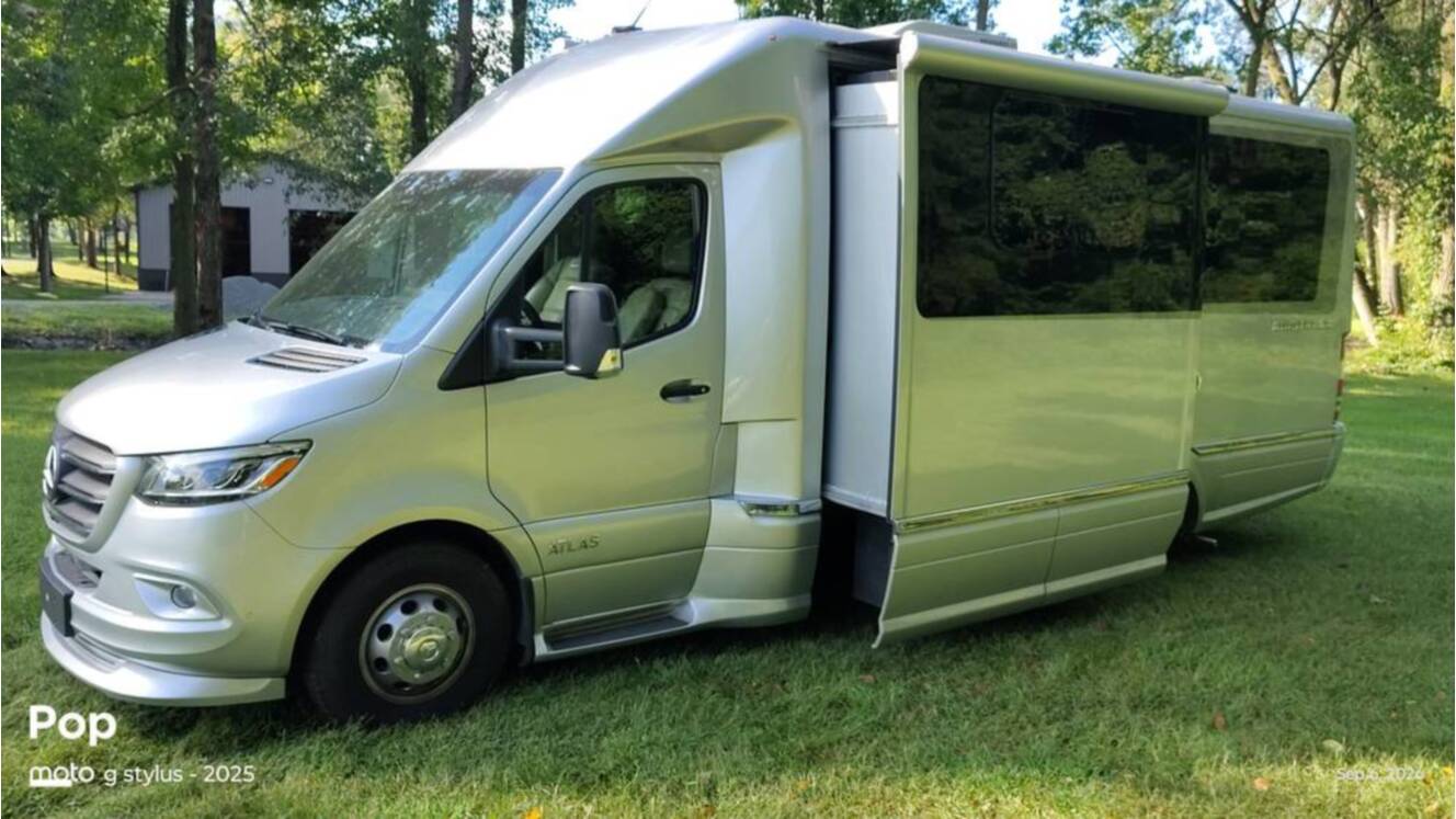 A photo of this 2025 Airstream Atlas Murphy Suite