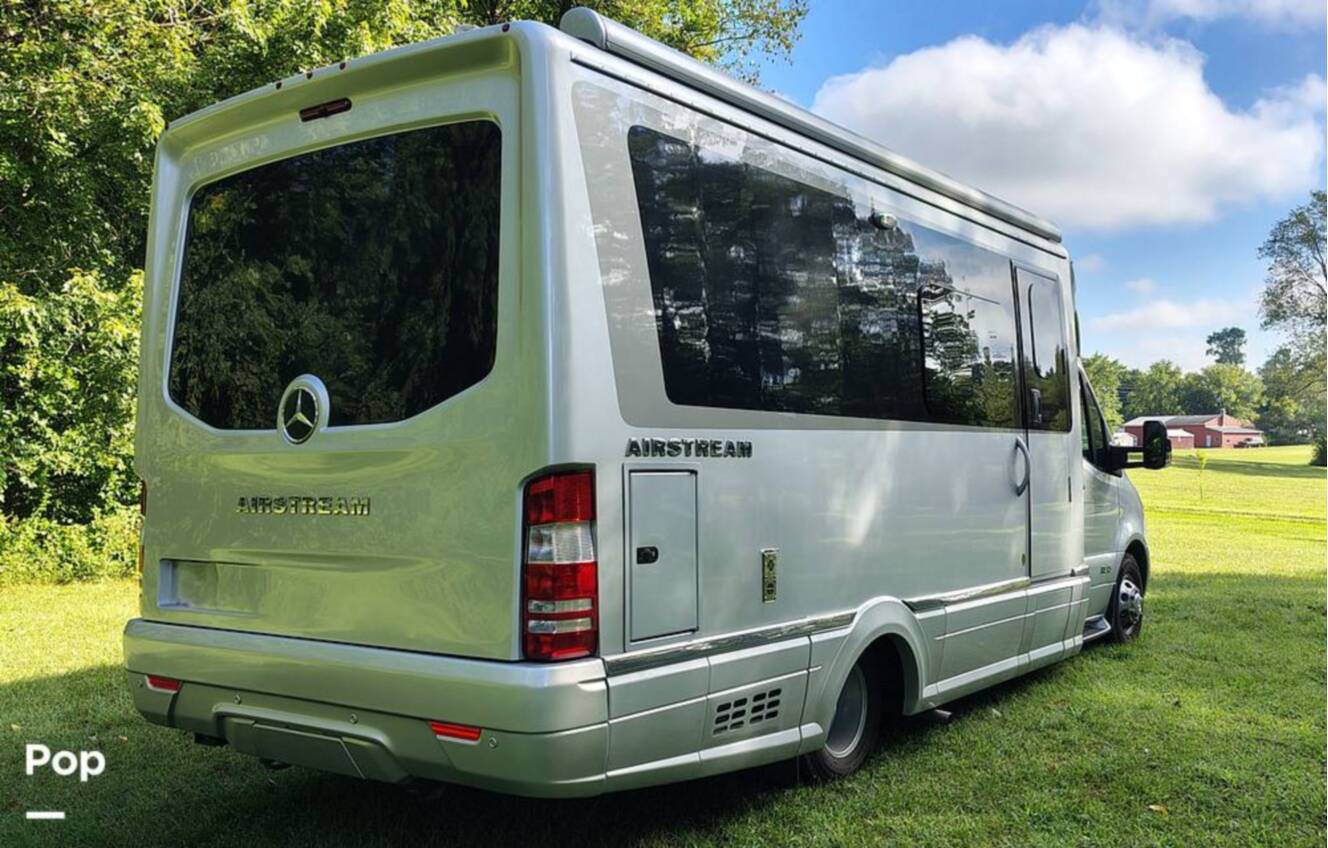 A photo of this 2025 Airstream Atlas Murphy Suite