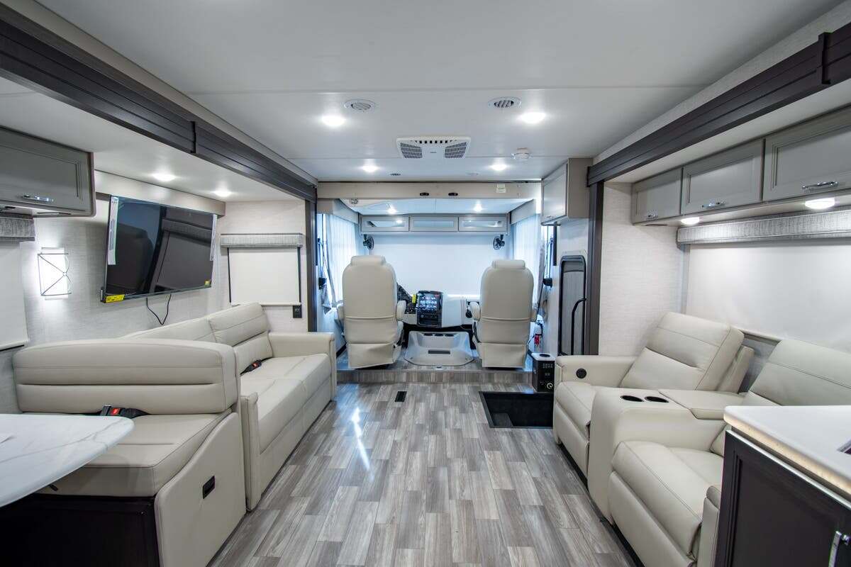 2026 Thor Motor Coach Luminate CC35 in alvarado TX