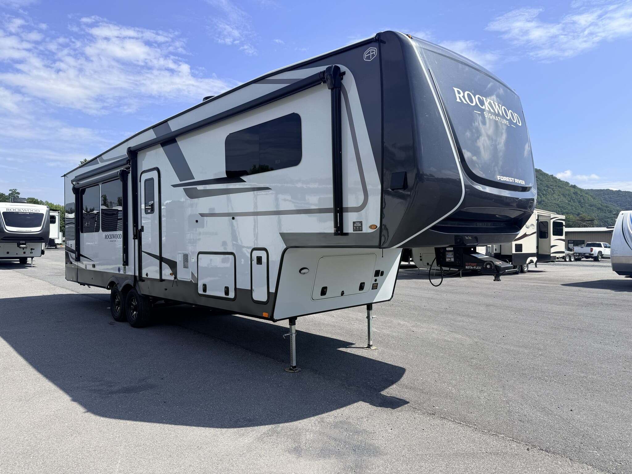 2027 Forest River Rockwood Signature R361RLS in mill hall PA