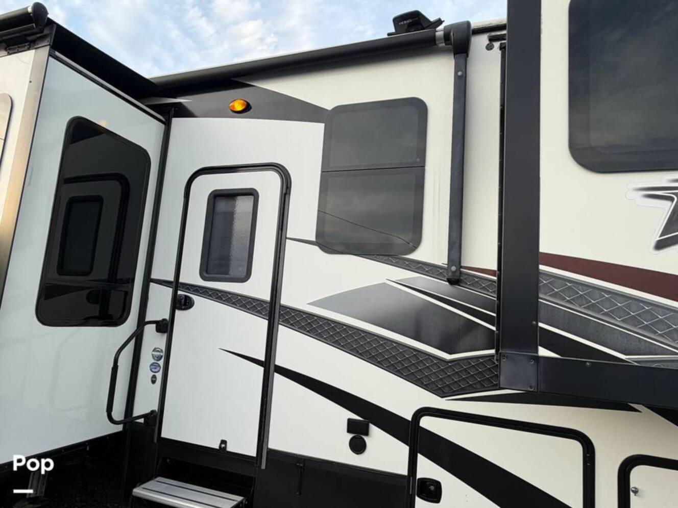 A photo of this 2017 Grand Design Momentum 376TH