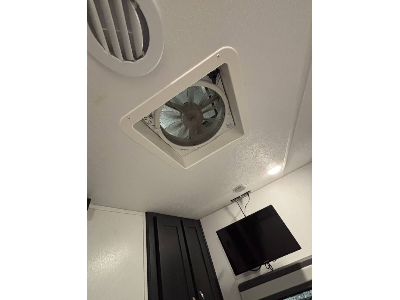 A photo of this 2023 Coachmen FREEDOM EXPRESS ULTRA LITE 274RKS