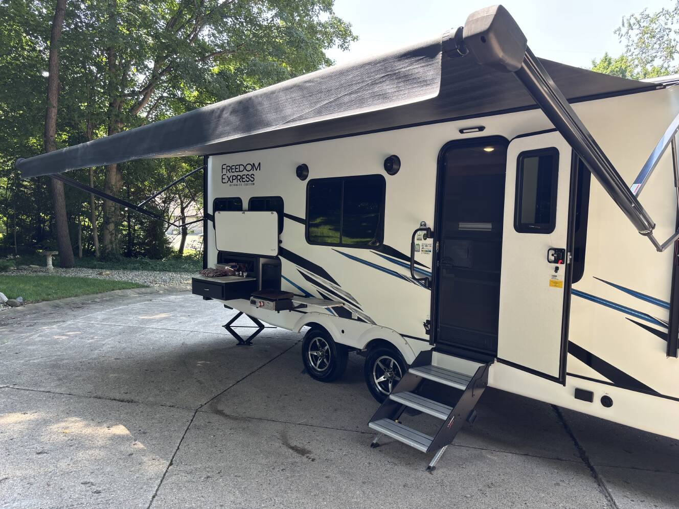 A photo of this 2023 Coachmen FREEDOM EXPRESS ULTRA LITE 274RKS