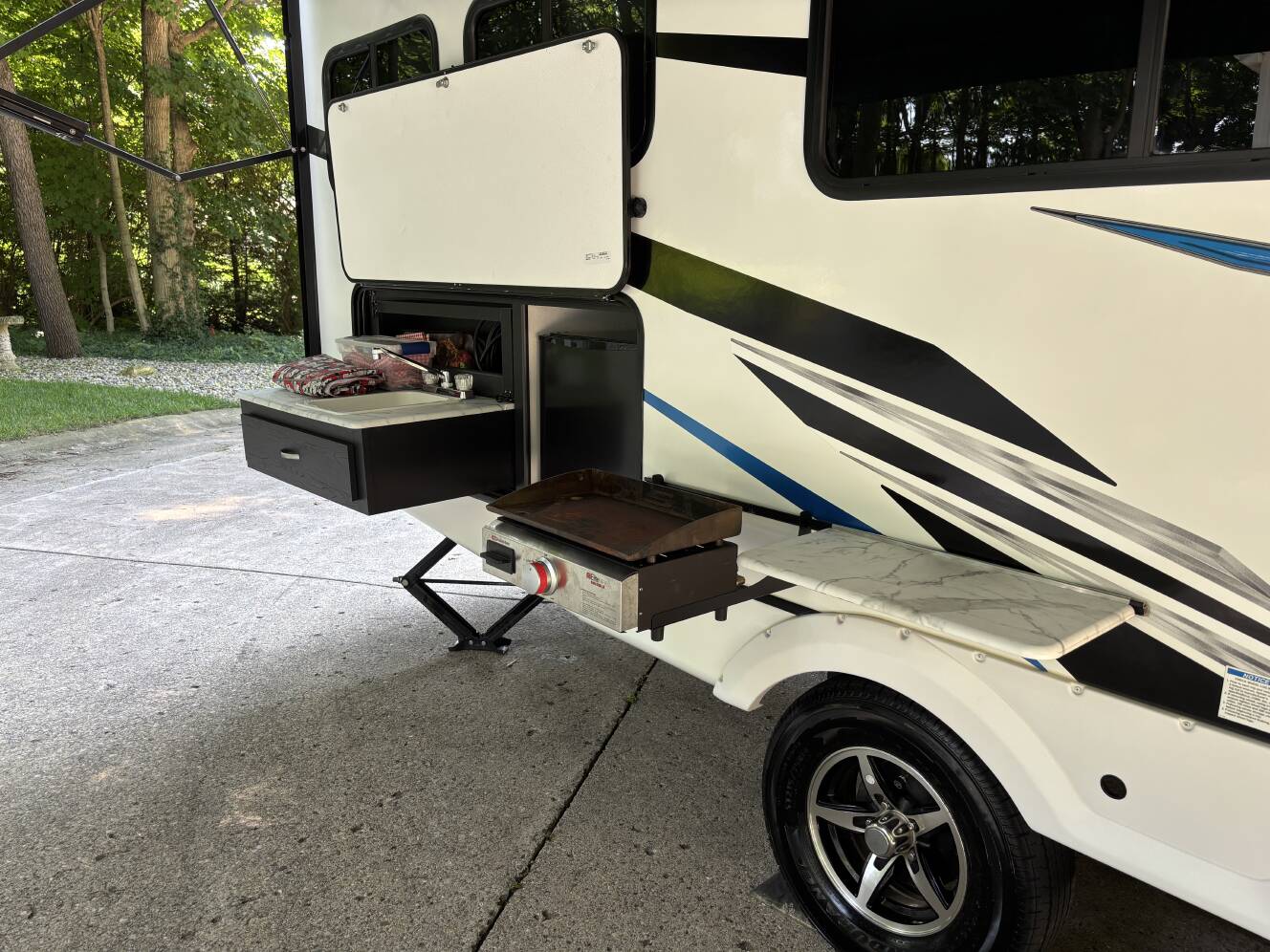 A photo of this 2023 Coachmen FREEDOM EXPRESS ULTRA LITE 274RKS