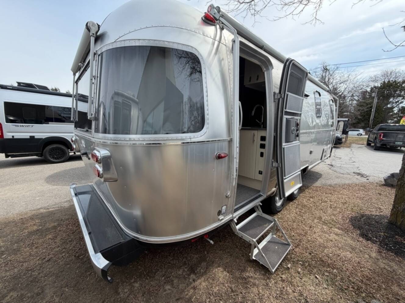 A photo of this 2026 Airstream Flying Cloud 25FBQ