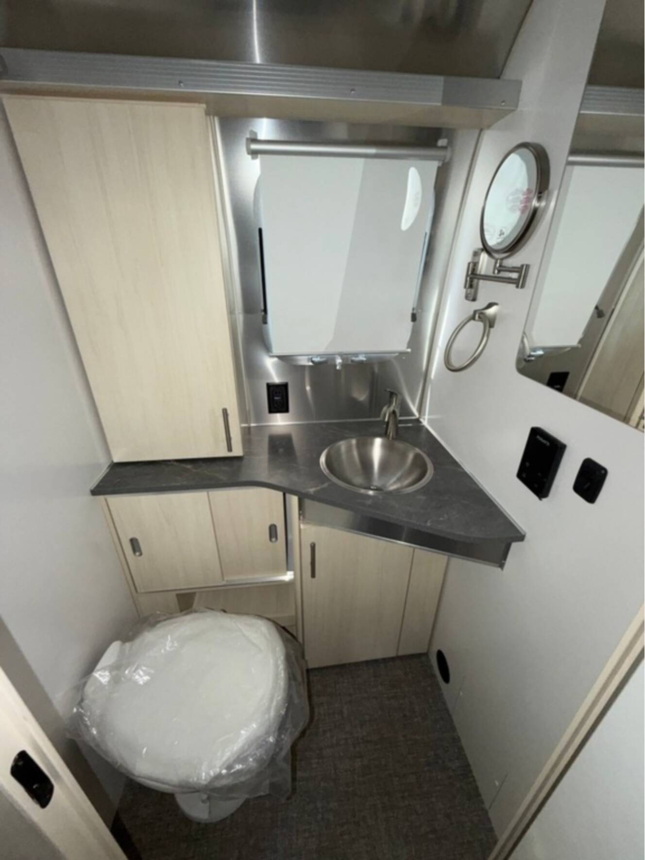 A photo of this 2026 Airstream Flying Cloud 25FBQ
