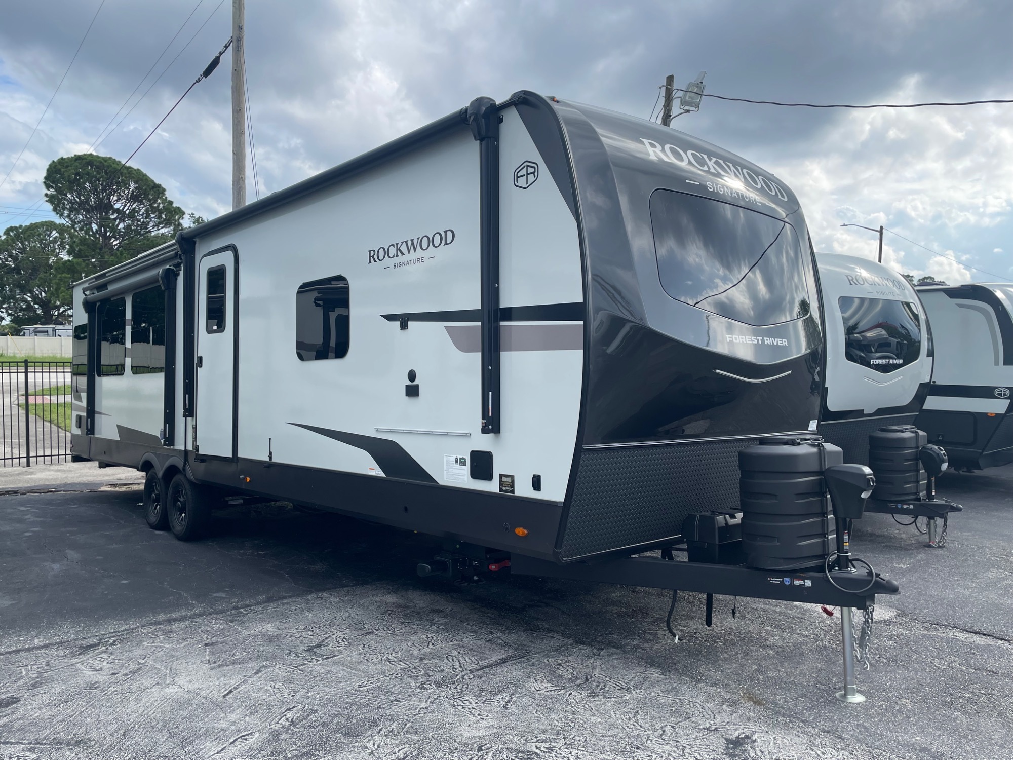 2026 Forest River ROCKWOOD SIGNATURE 8337RL in cocoa FL
