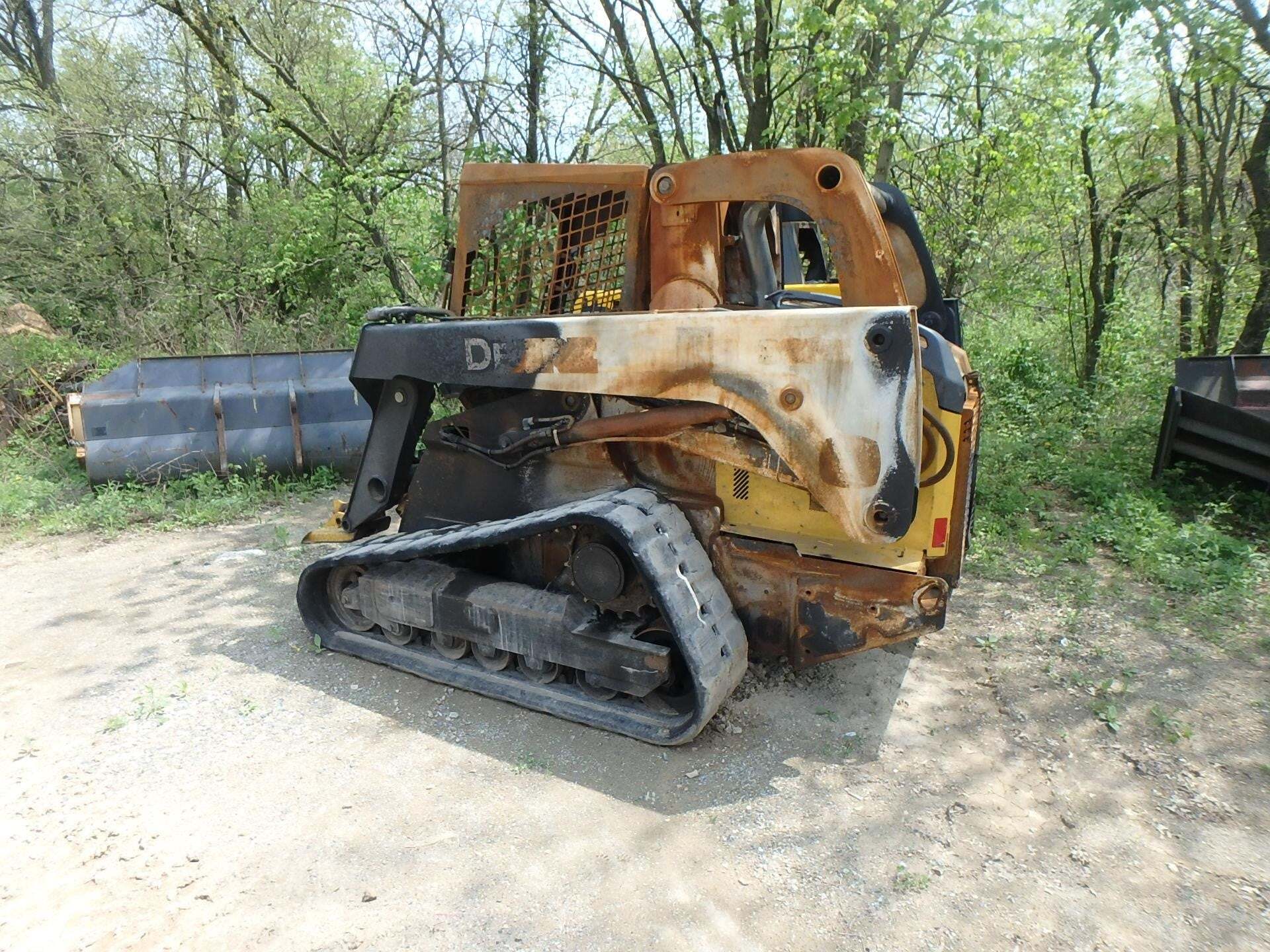 2013 DEERE 333E in Manheim, PA