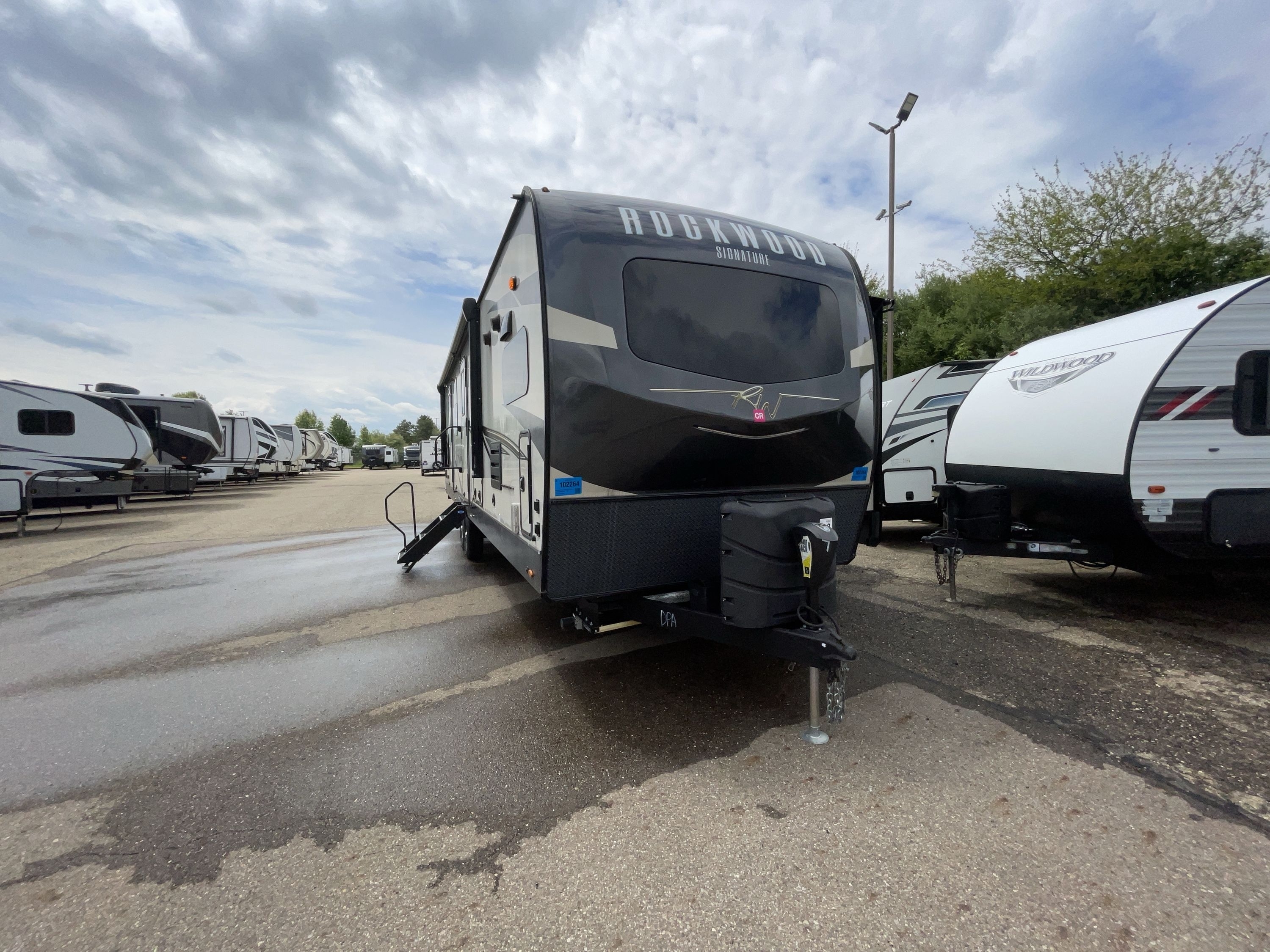 2022 Forest River ROCKWOOD SIGNATURE ULTRA LITE 8335SB in akron OH