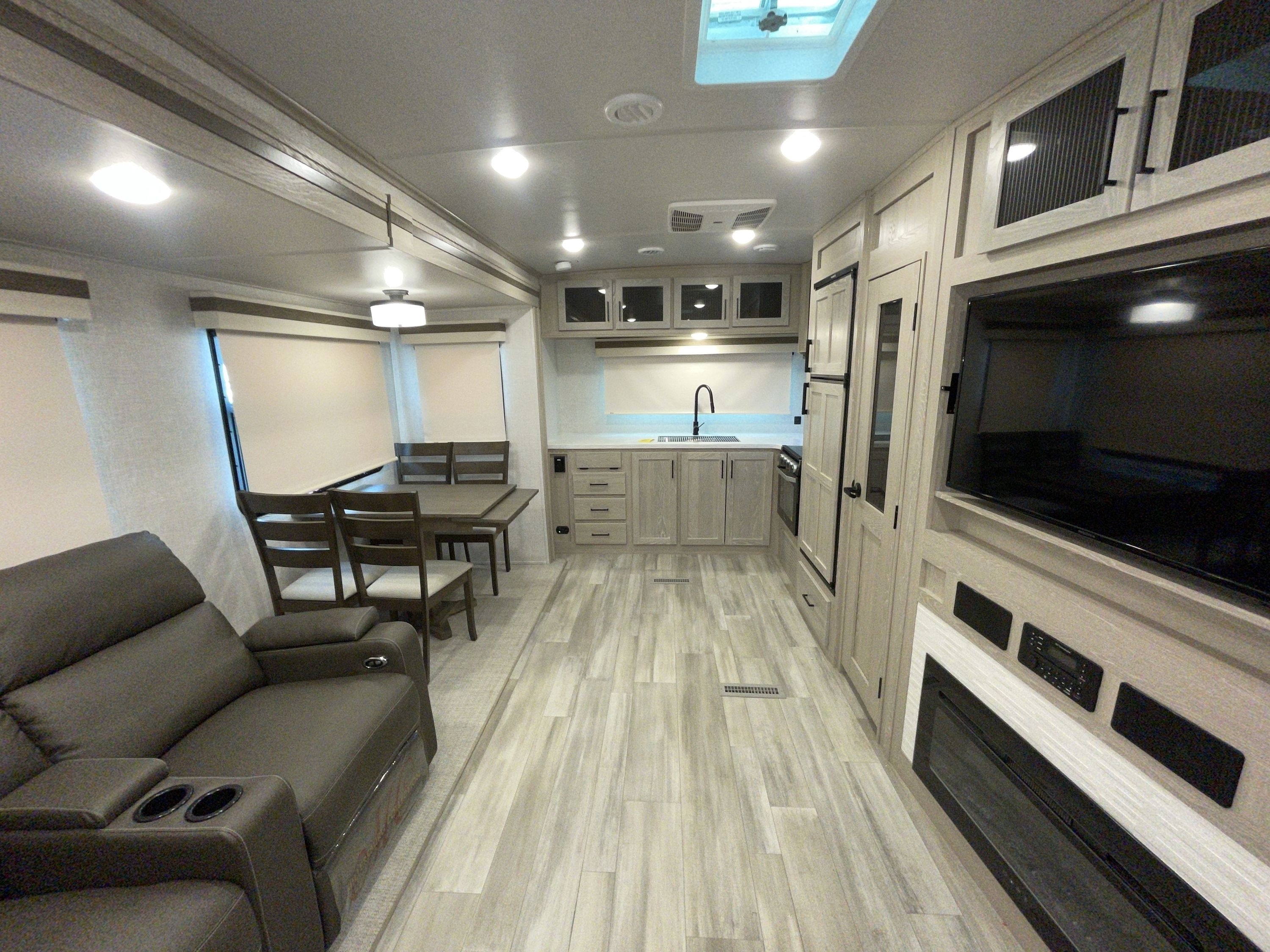 2022 Forest River ROCKWOOD SIGNATURE ULTRA LITE 8335SB in akron OH