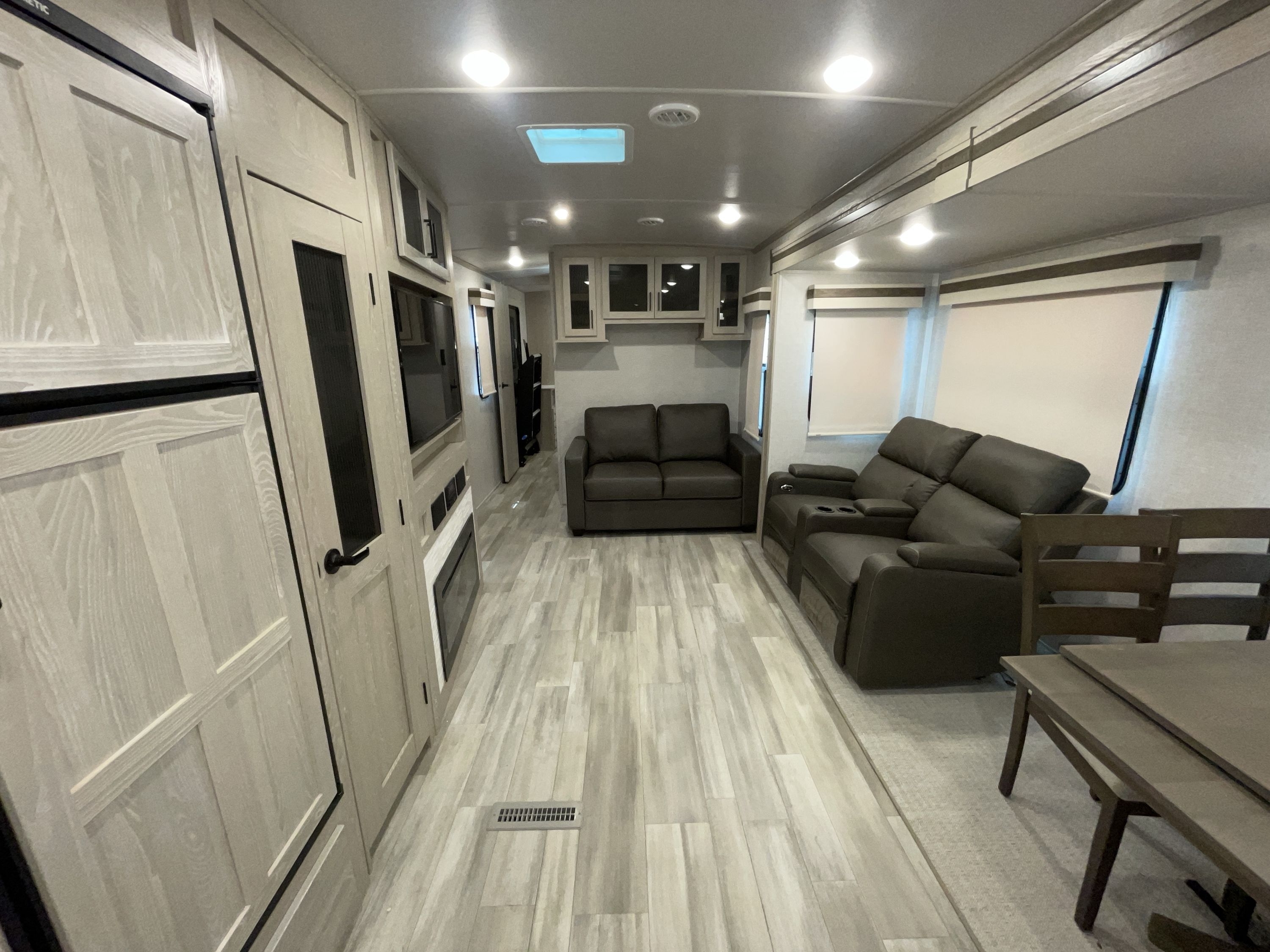 2022 Forest River ROCKWOOD SIGNATURE ULTRA LITE 8335SB in akron OH