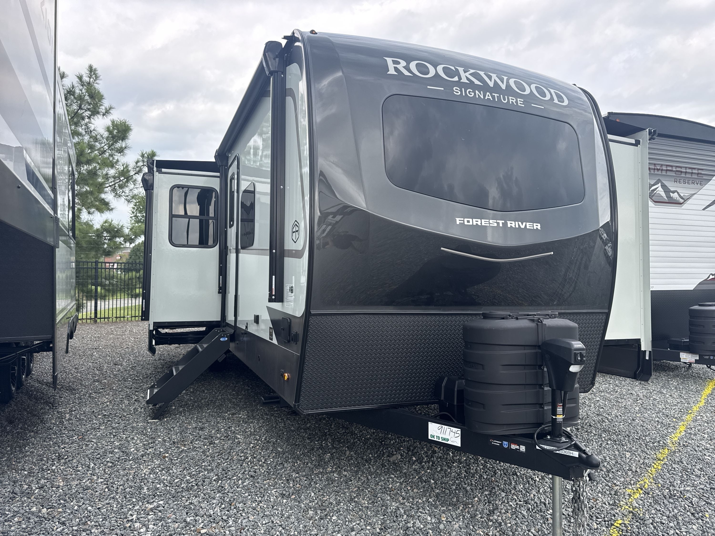 2027 Forest River ROCKWOOD SIGNATURE 8336BH in ashland VA