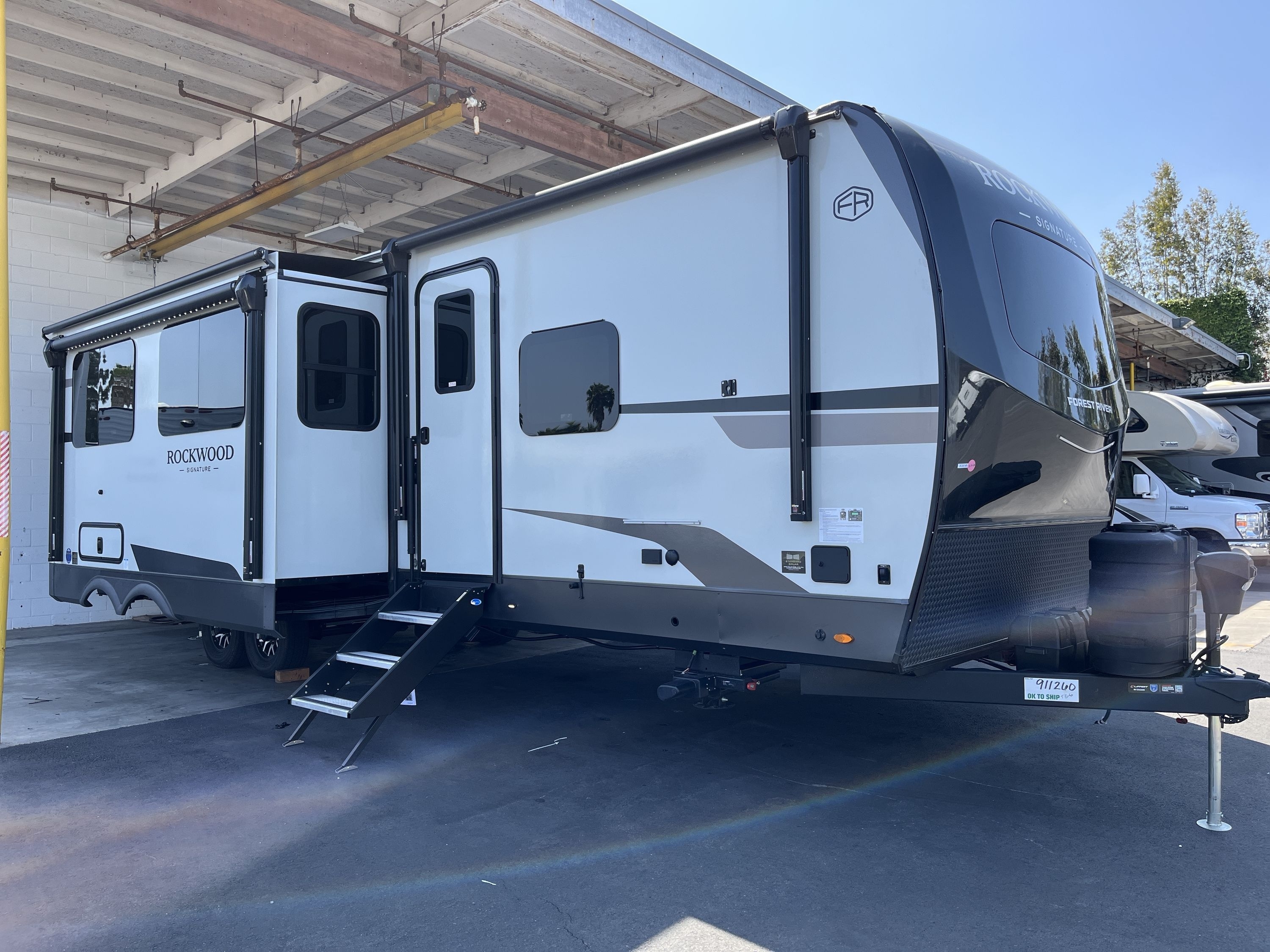 2027 Forest River ROCKWOOD SIGNATURE 8336BH in san diego CA