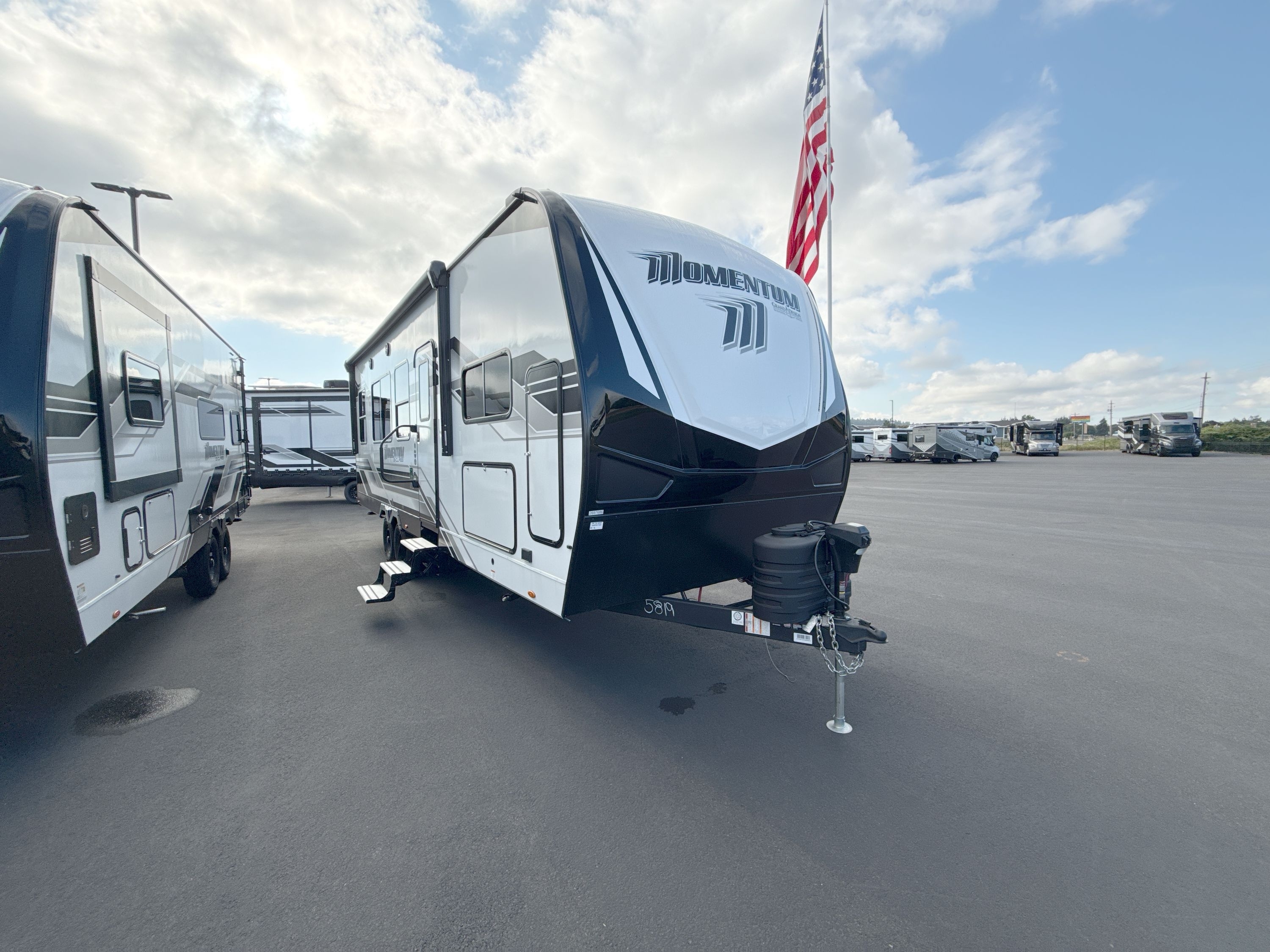 2027 Grand Design MOMENTUM G CLASS 25G in woodland WA