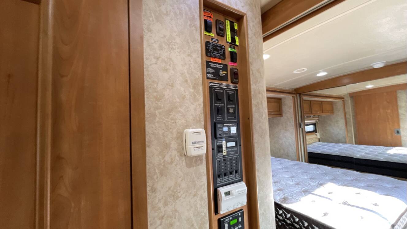 A photo of this 2011 Itasca MERIDIAN V CLASS 34Y