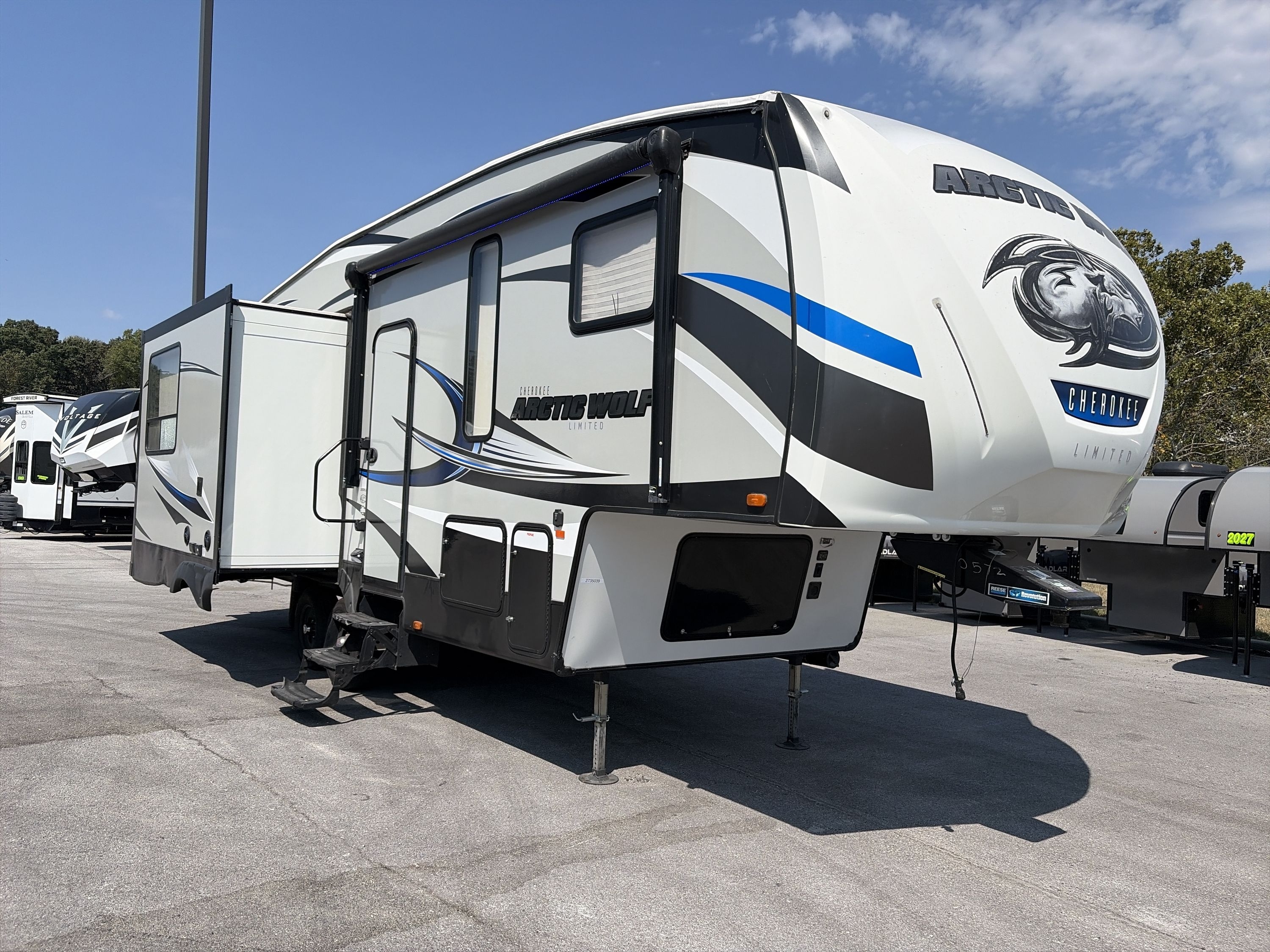 2018 Forest River ARCTIC WOLF 255DRL4 RV