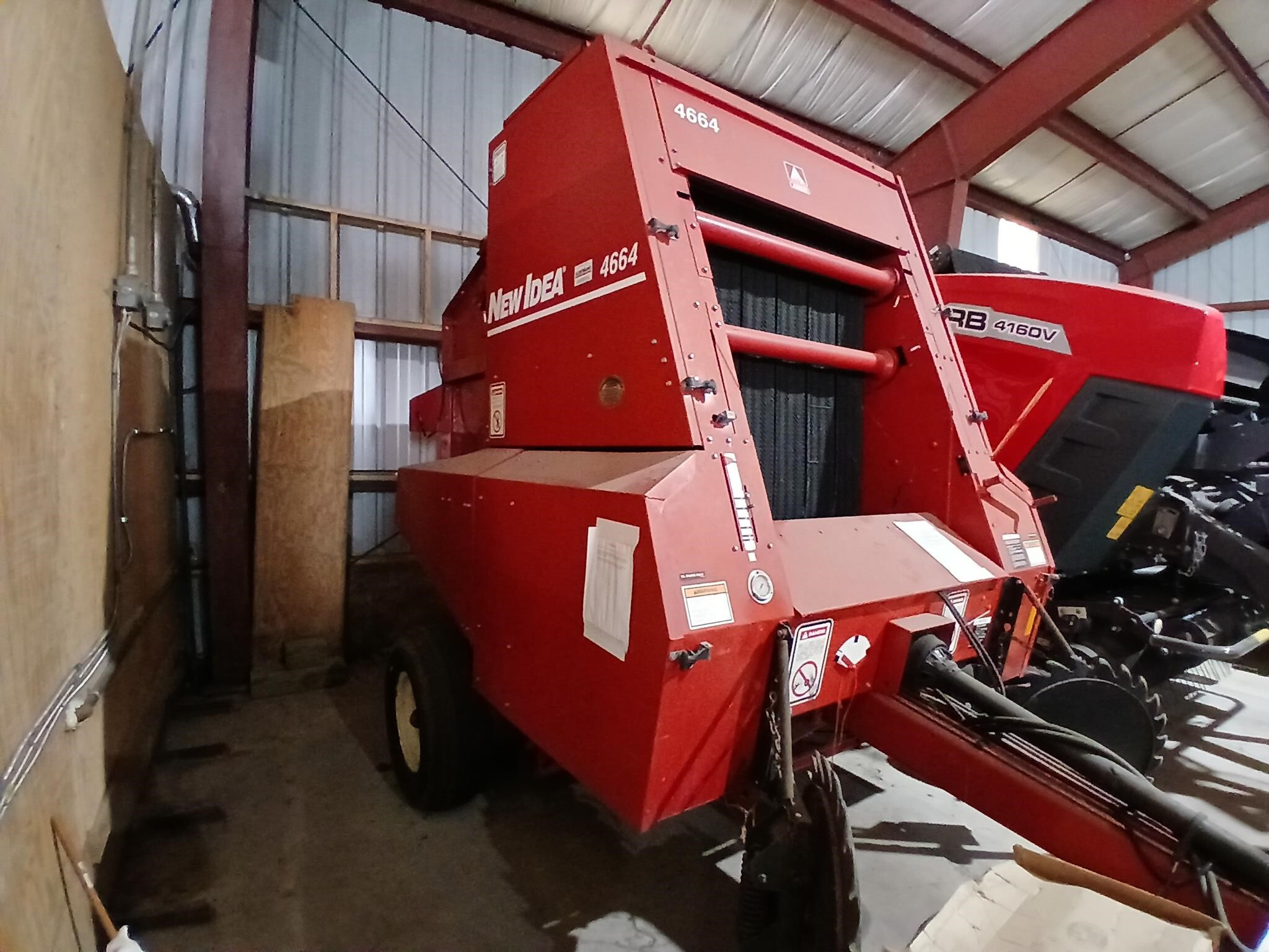 NEW IDEA 4664 in Marlette, MI