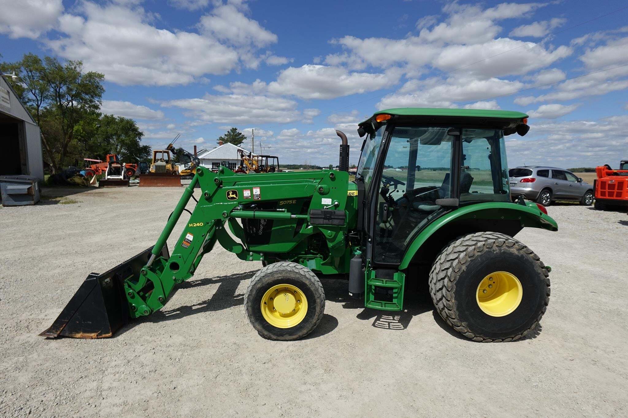 2016 JOHN DEERE 5075E in Versailles, OH