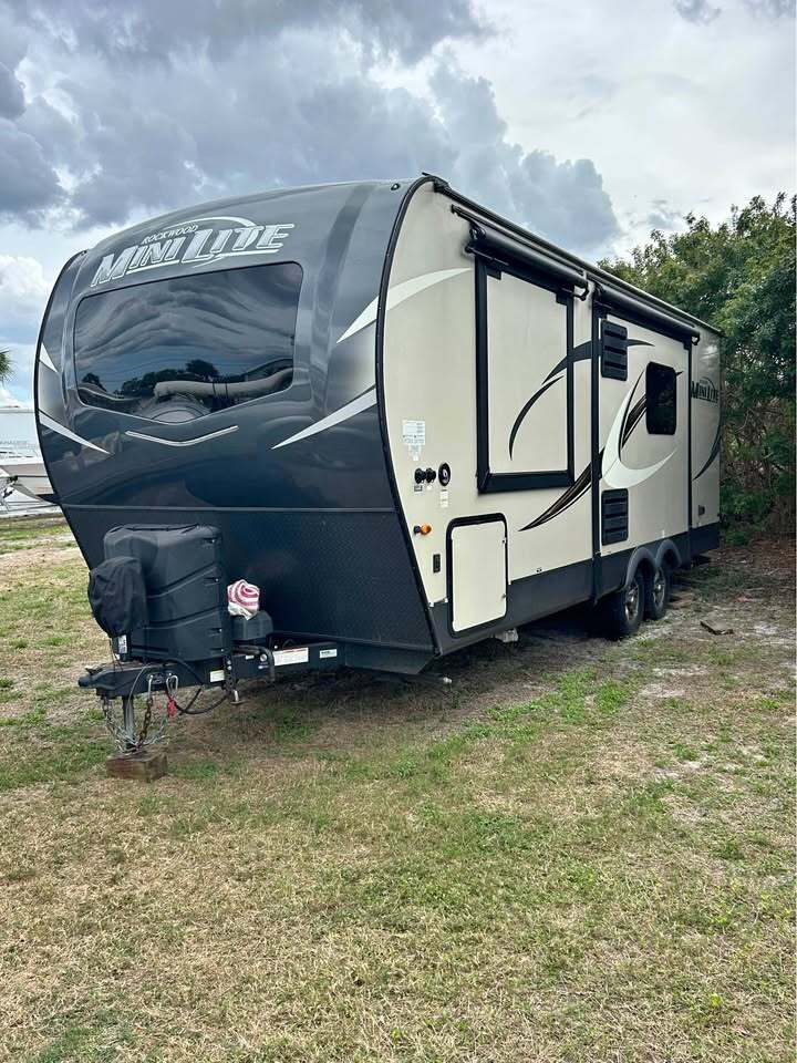 2021 Forest River ROCKWOOD MINI LITE 2511S in sebastian FL
