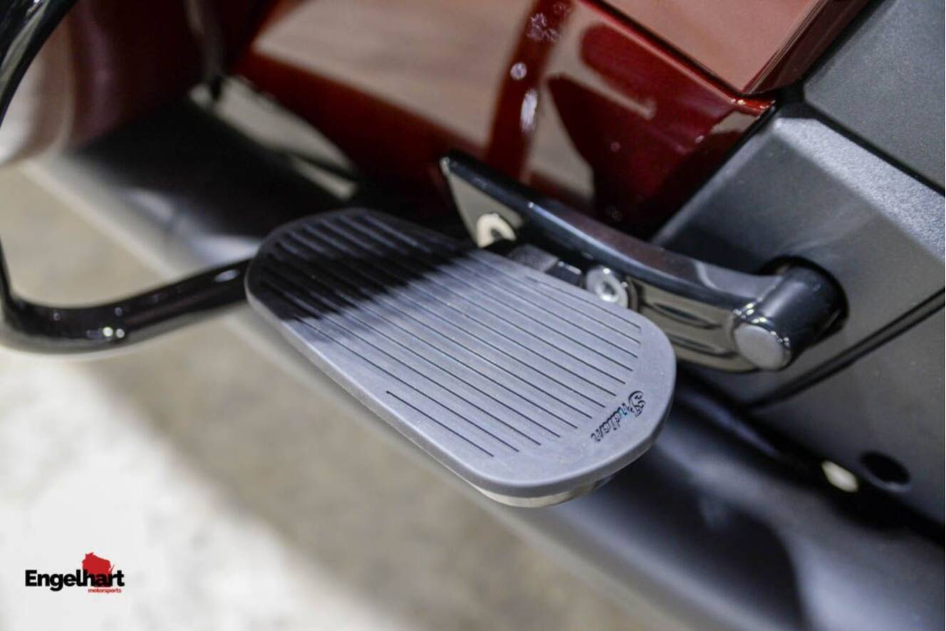 A photo of this 2026 Indian Motorcycle Pursuit® Dark Horse® with 112 and Powerband Audio Pack