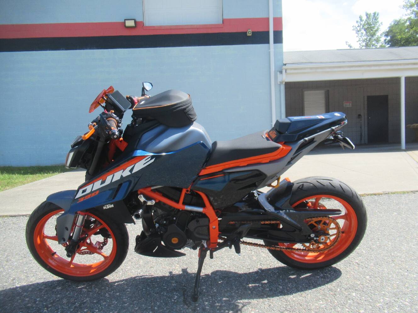 A photo of this 2024 KTM 390 Duke