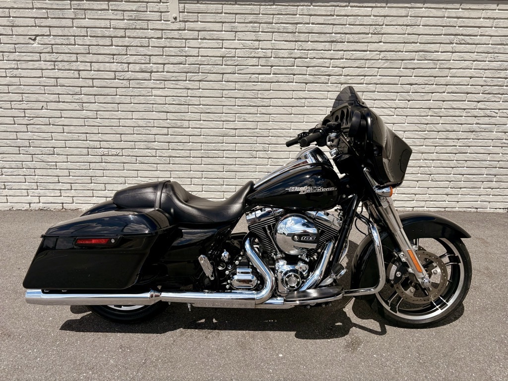 2016 Harley-Davidson STREET GLIDE in Lake Alfred, FL