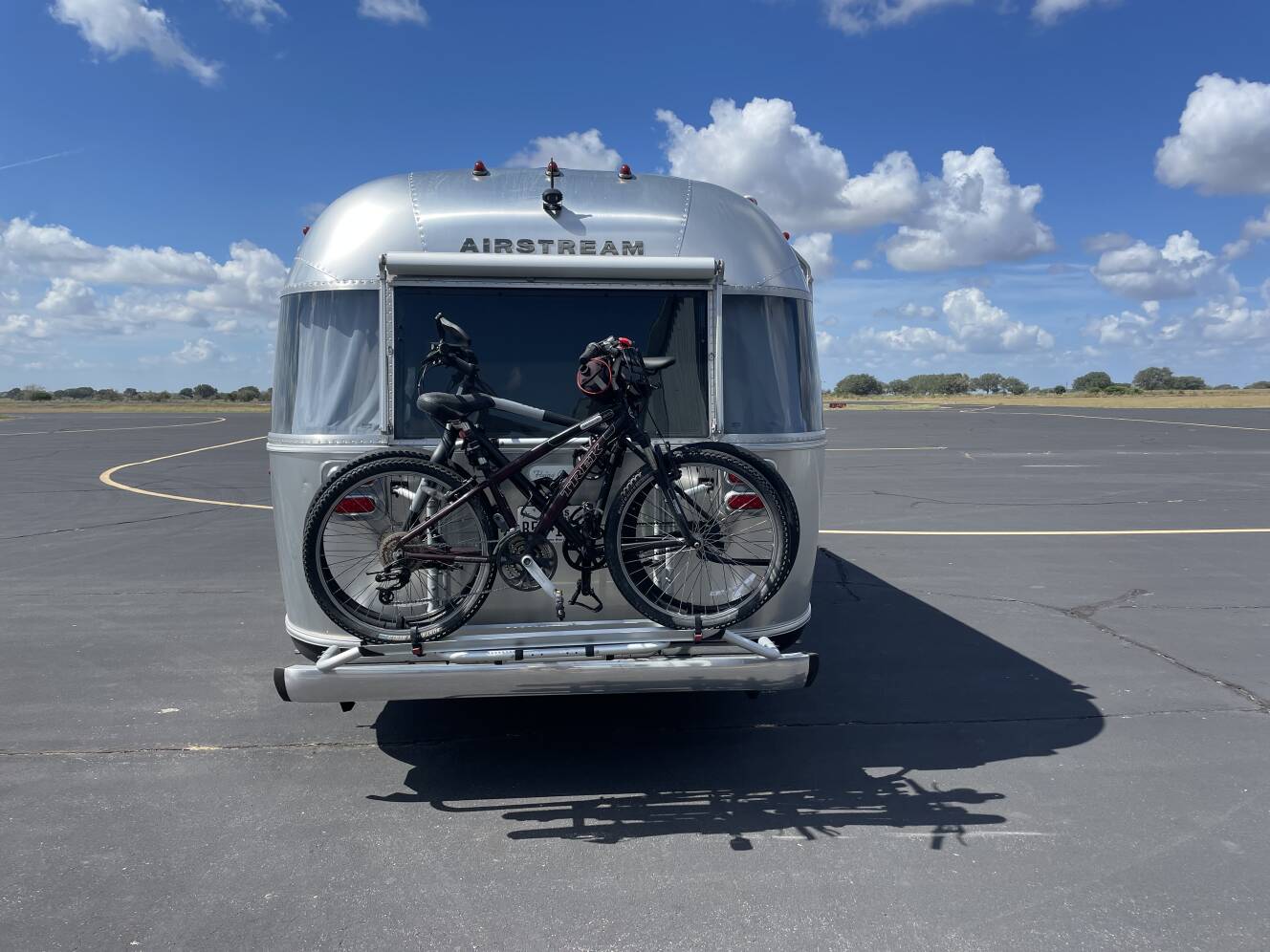 A photo of this 2023 Airstream FLYING CLOUD 25FB TWIN