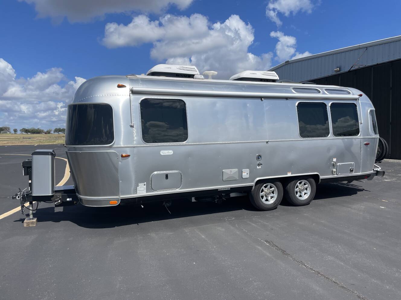 A photo of this 2023 Airstream FLYING CLOUD 25FB TWIN