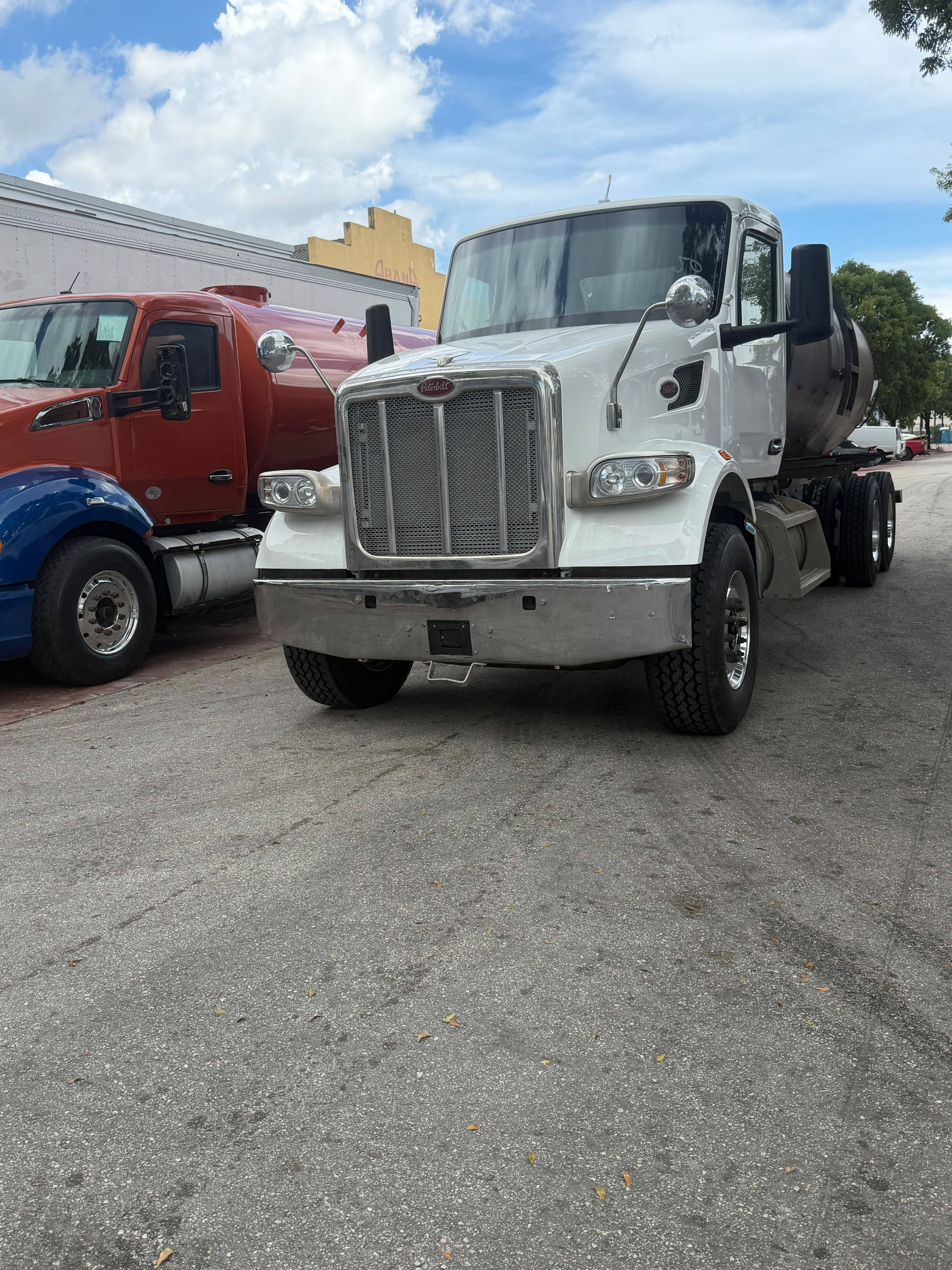 2025 PETERBILT 567 in Miami, FL