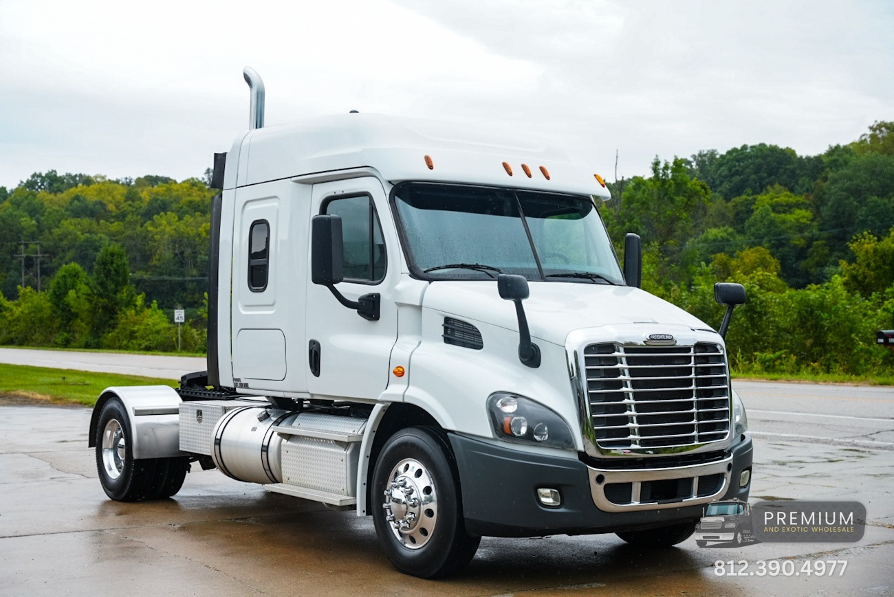 2015 FREIGHTLINER CASCADIA 113 in Bloomington, IN