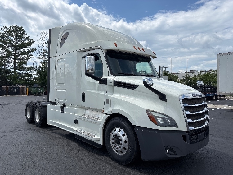 2019 FREIGHTLINER CASCADIA 126 in Sterling, VA