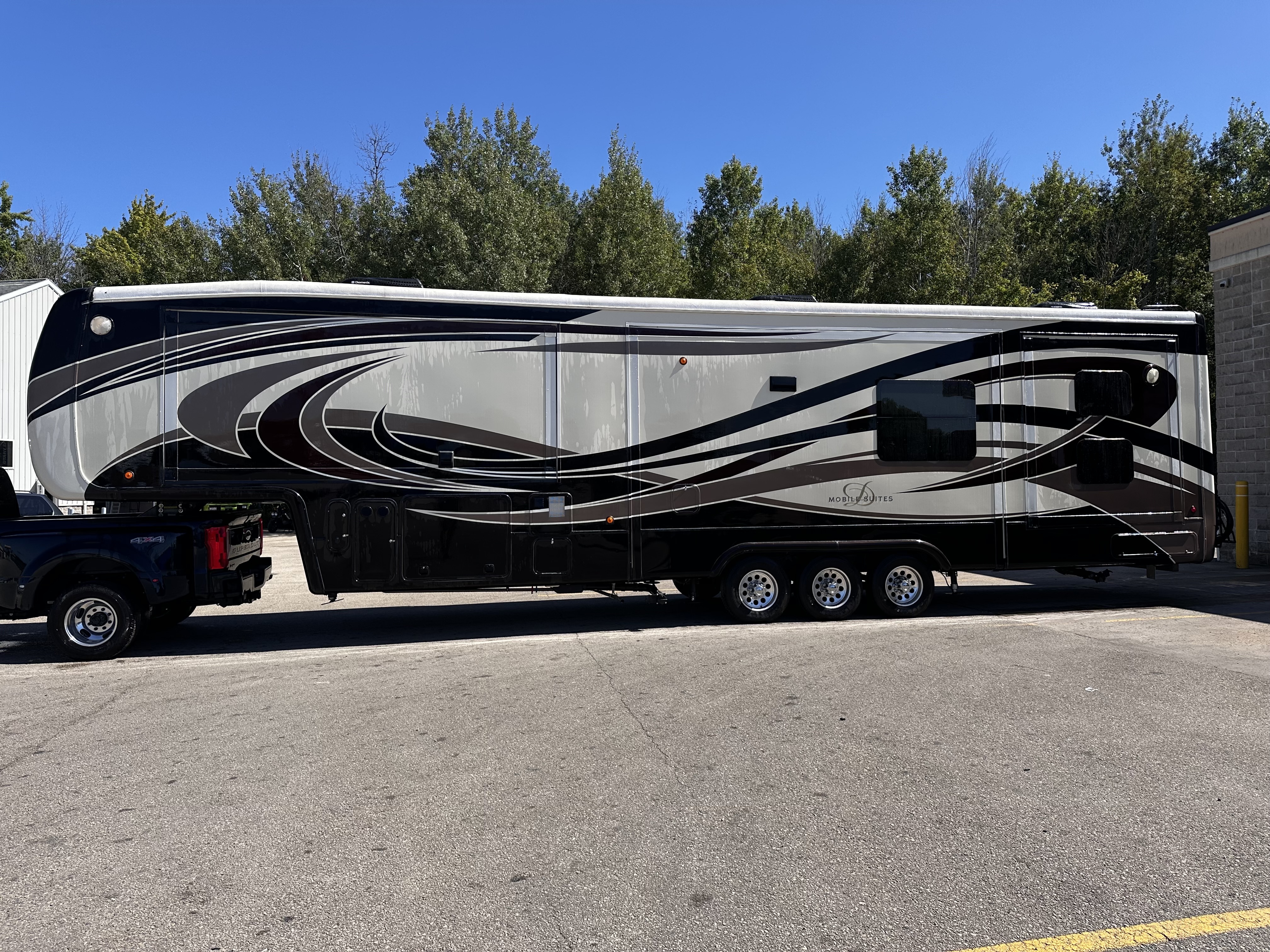 2016 DRV MOBILE SUITES 43 MANHATTAN RV