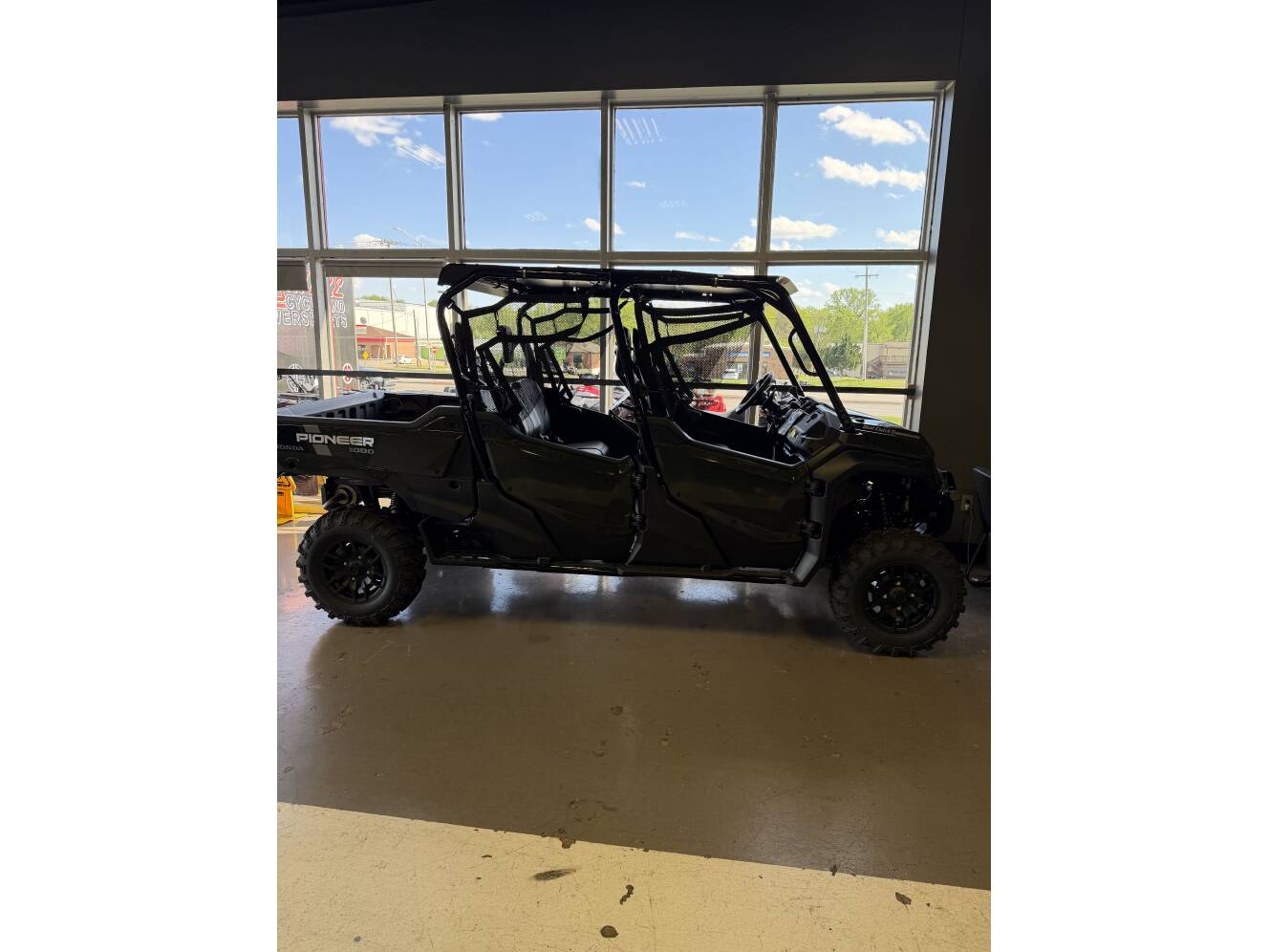 A photo of this 2025 Honda PIONEER 1000-6 DELUXE CREW