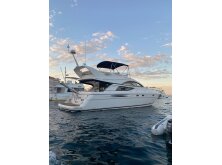 4 Versatile Flybridge Boats Under 40 Feet image