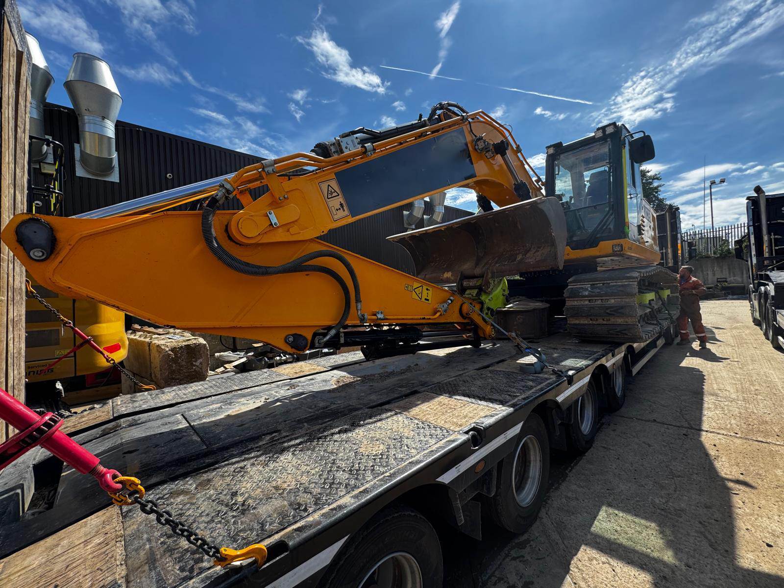 2021 JCB 220XLC in London