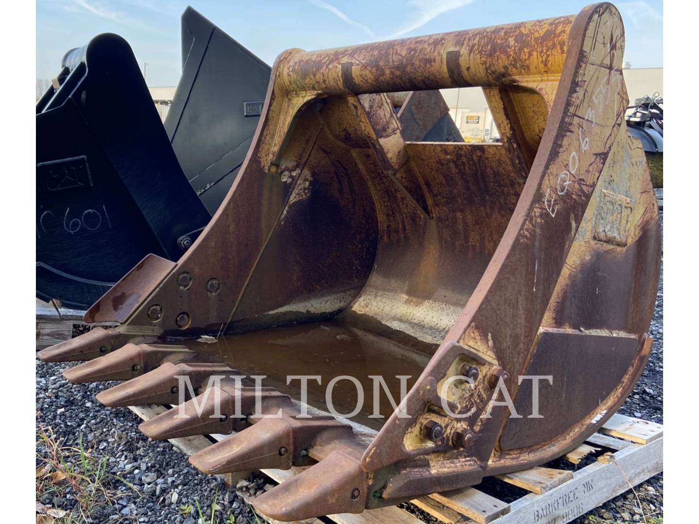 2017 CAT PIN LOCK 36" HEAVY DUTY BUCKET- PRICE REDUCED in Syracuse, NY