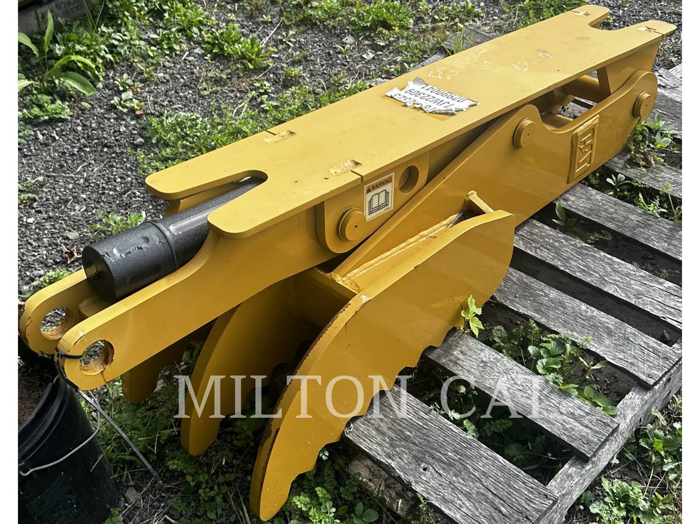 2021 CAT 318D-319D STIFF LINK THUMB in Binghamton, NY