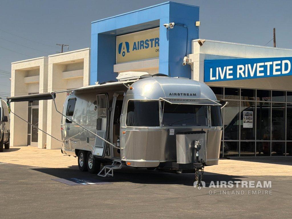 2019 Airstream Flying Cloud 25 Twin in midway city CA