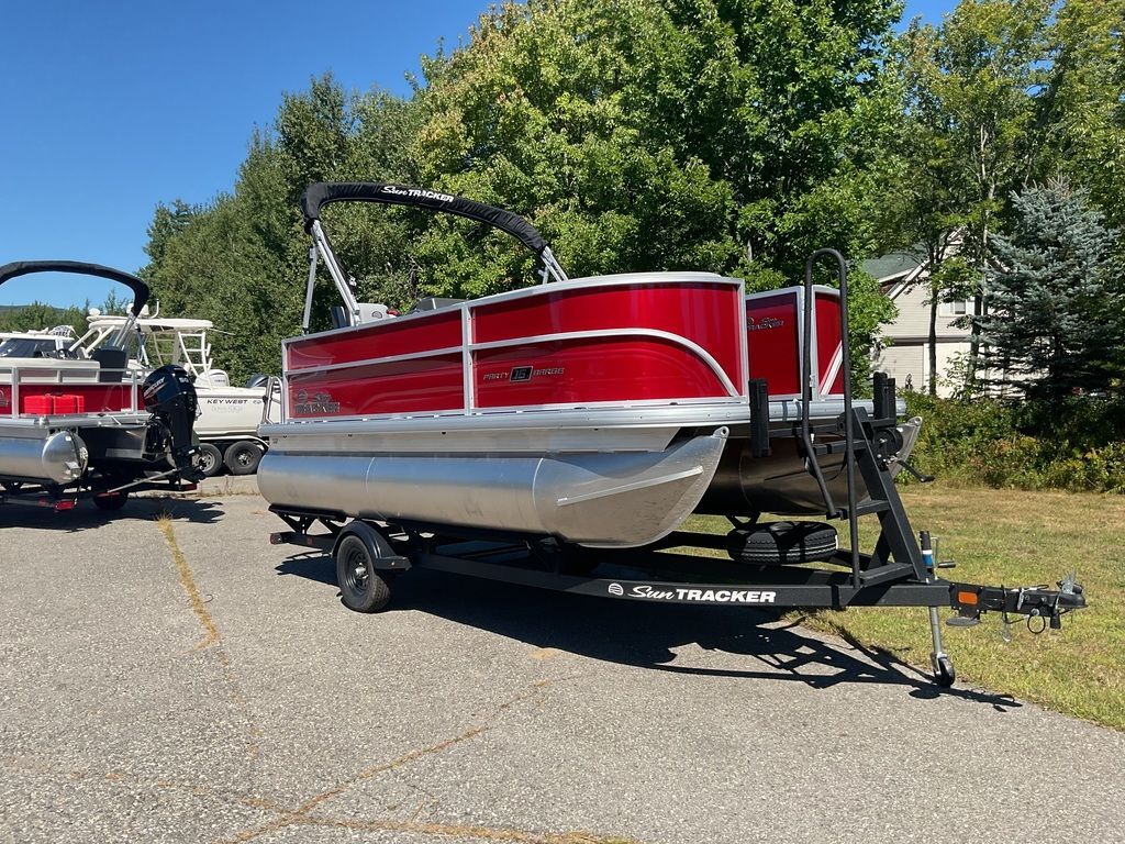 2027 Sun Tracker PB 16 DLX in raymond ME