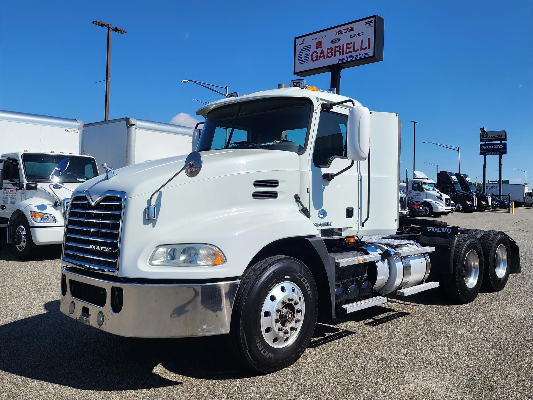 2016 MACK 600 in Medford, NY