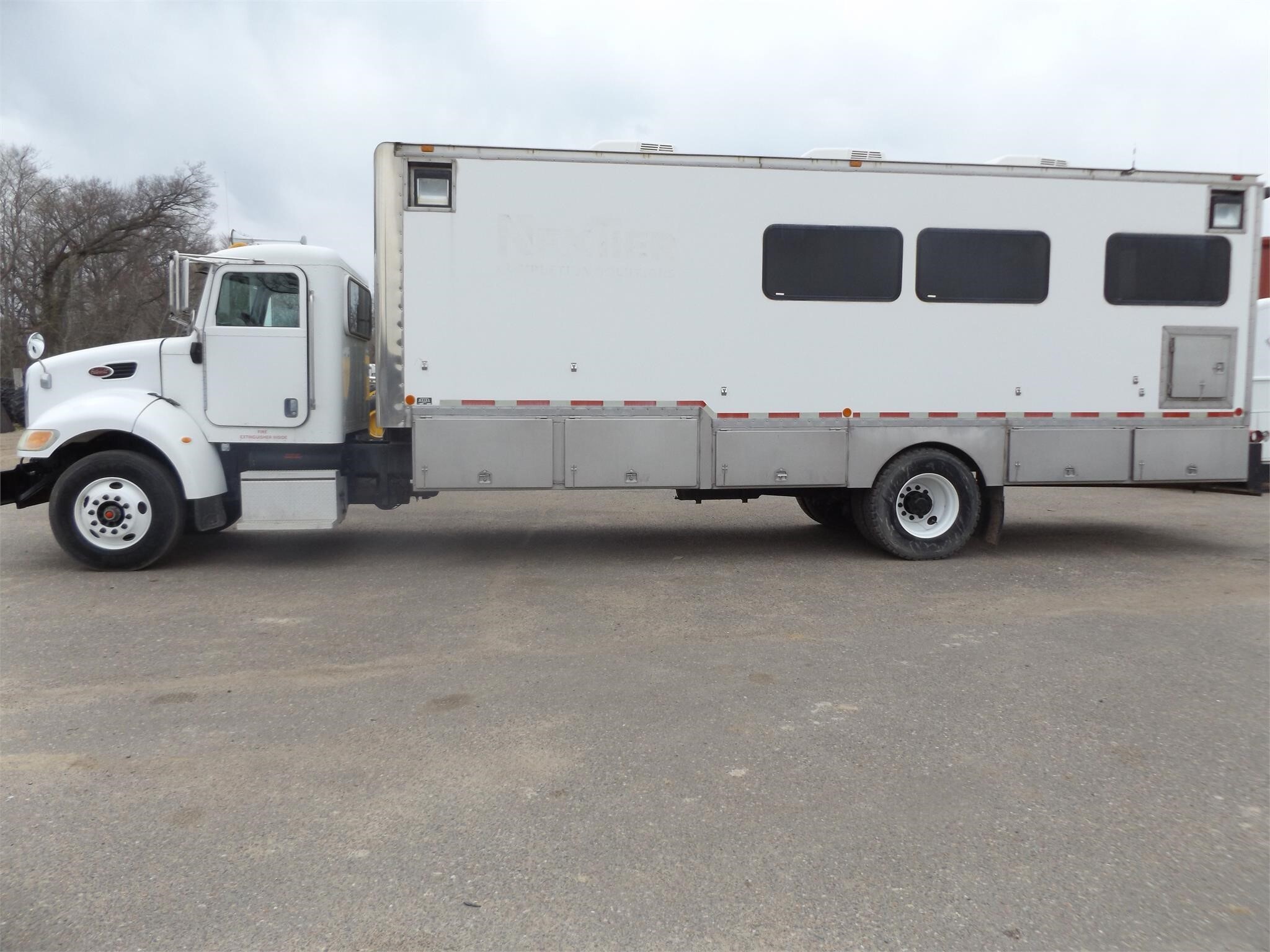2006 PETERBILT 335 in Harris, MN