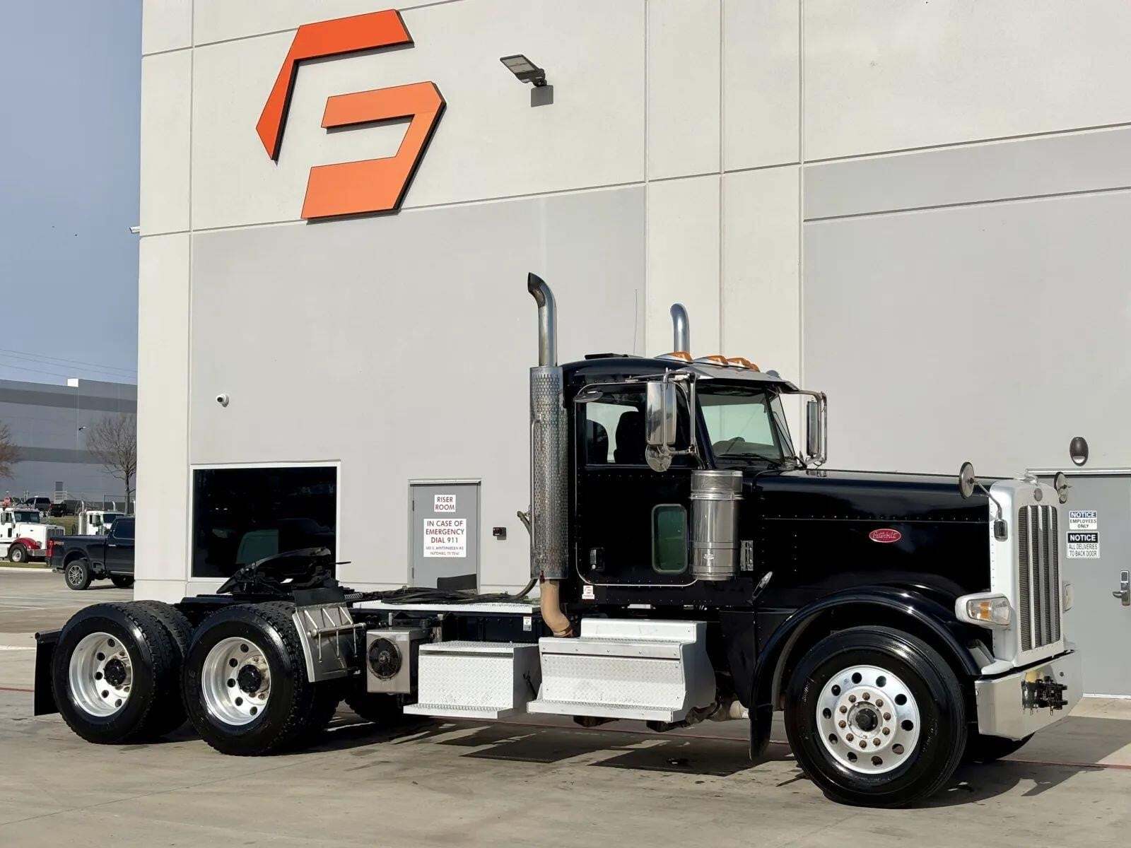 2018 PETERBILT 389 in Hutchins, TX