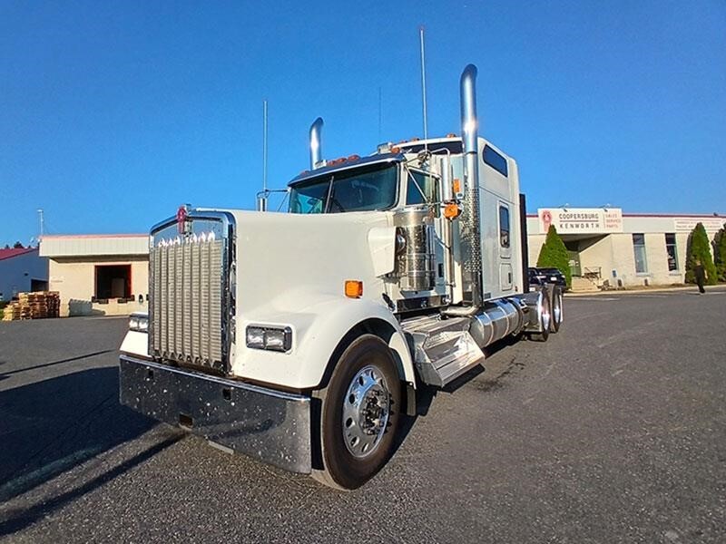 2025 KENWORTH W900L in Coopersburg, PA