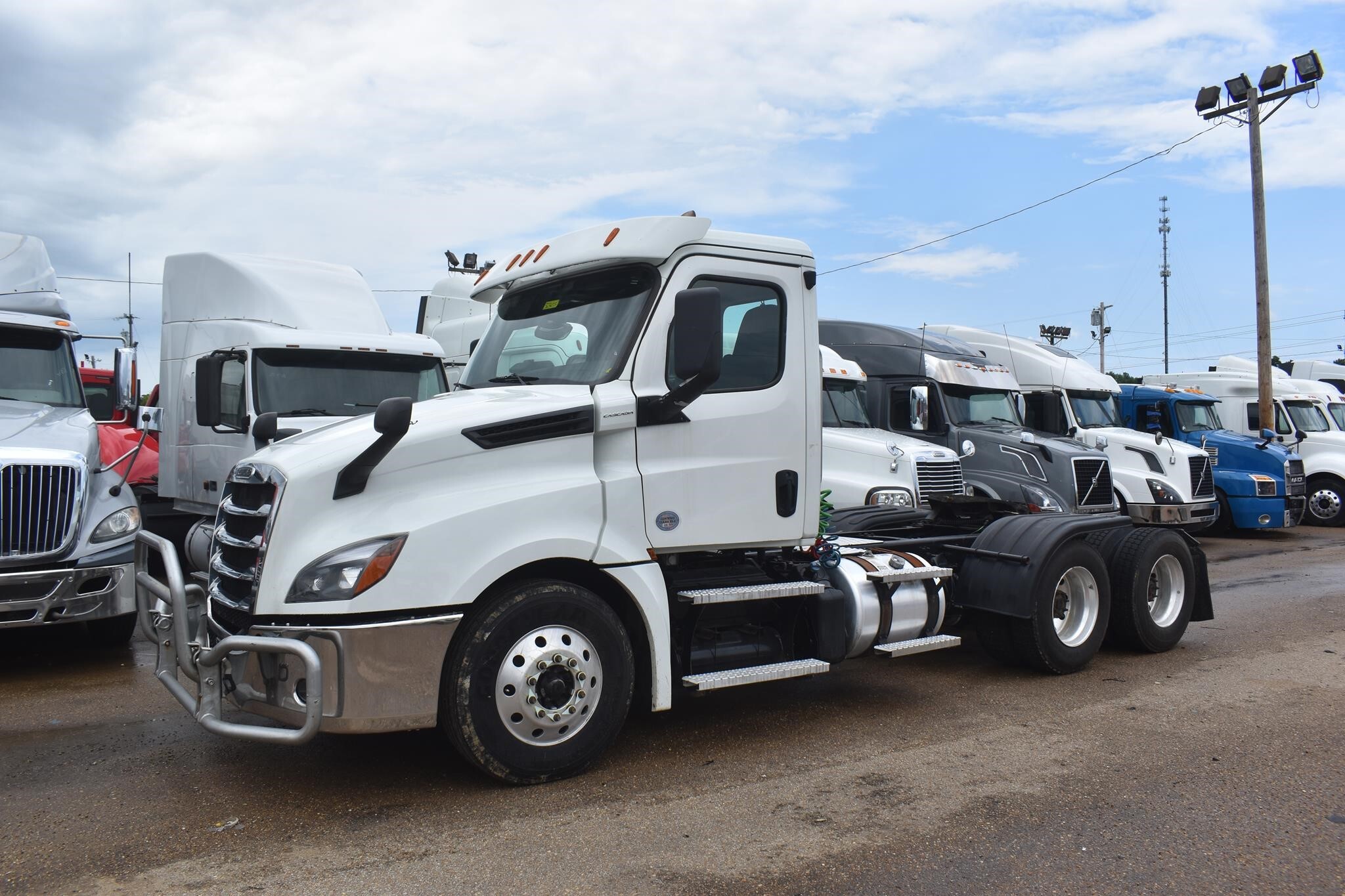 2020 FREIGHTLINER CASCADIA 126 in Covington, TN