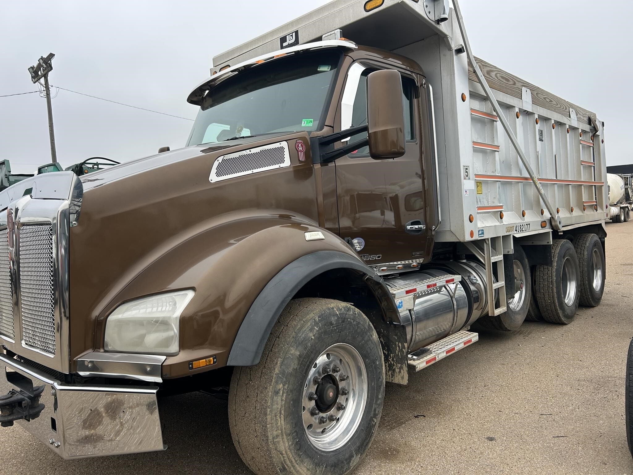 2016 KENWORTH T880 in Covington, TN