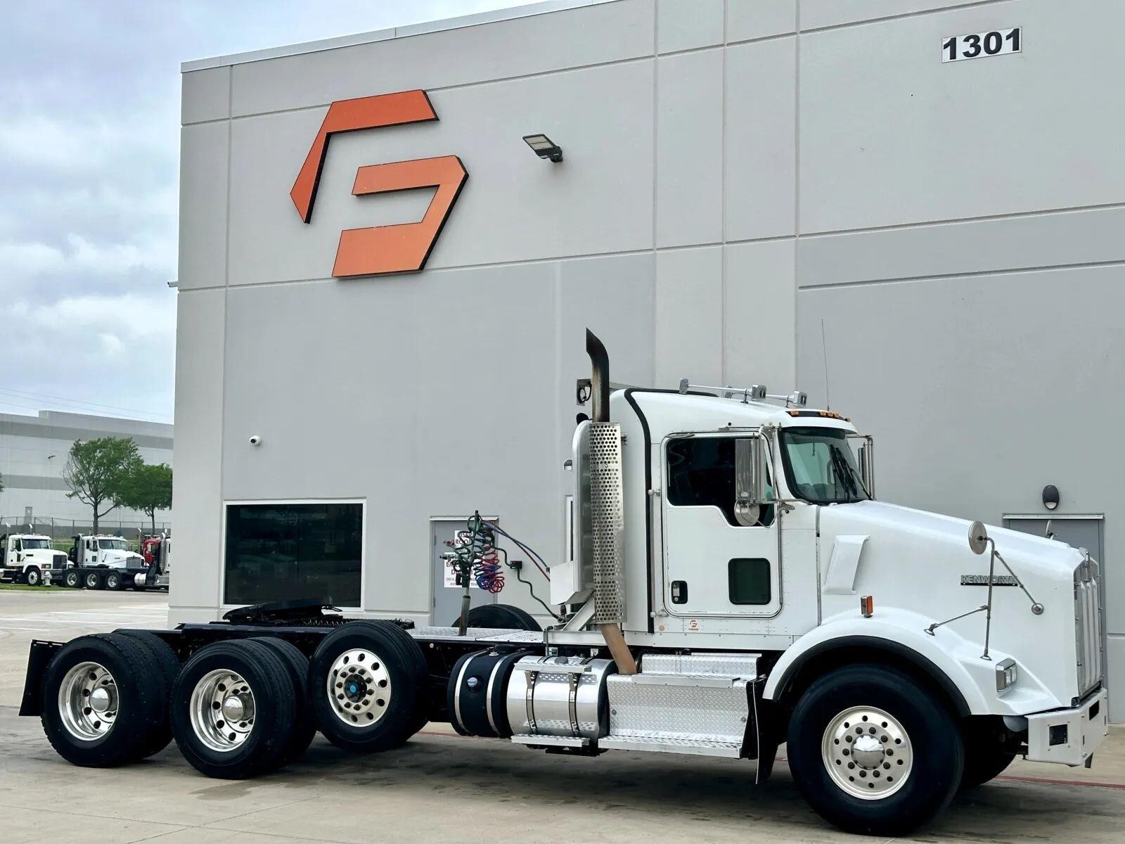 2014 KENWORTH T800 in Hutchins, TX