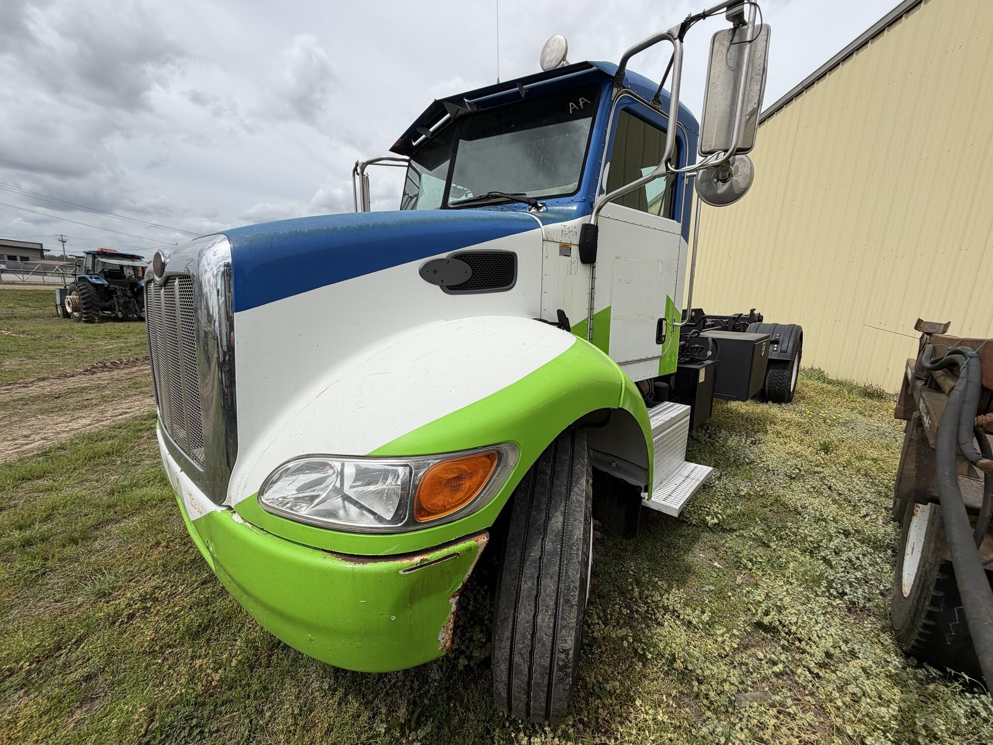 2005 PETERBILT 335 in Covington, TN