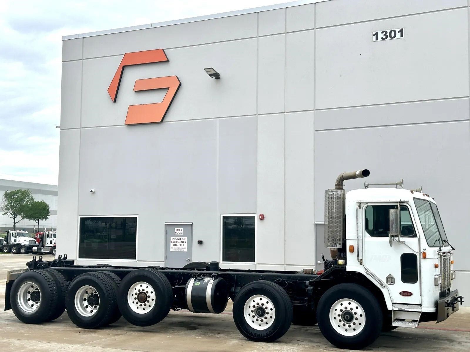 2002 PETERBILT 320 in Hutchins, TX