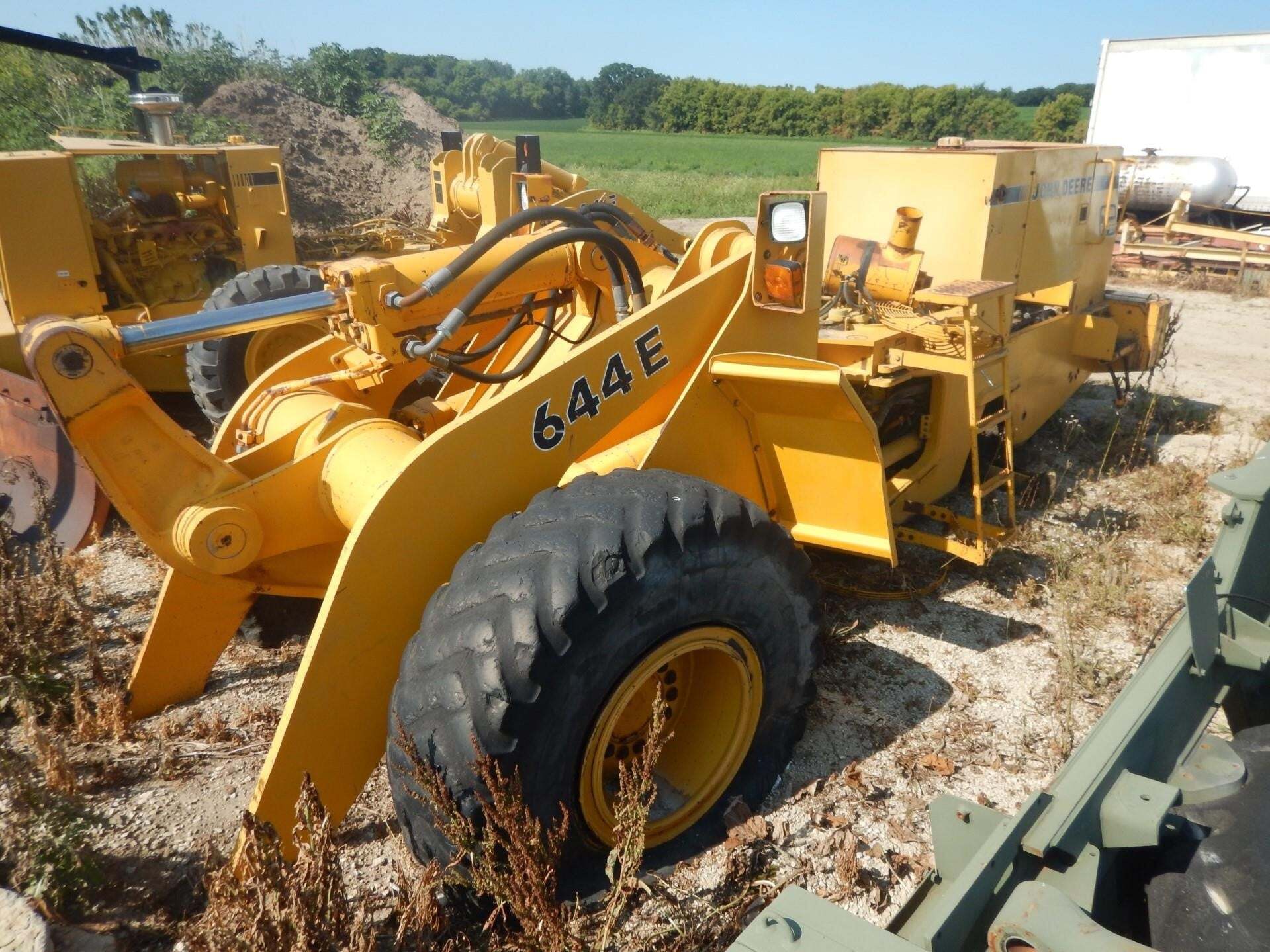 1990 DEERE 644E in Dover, MN
