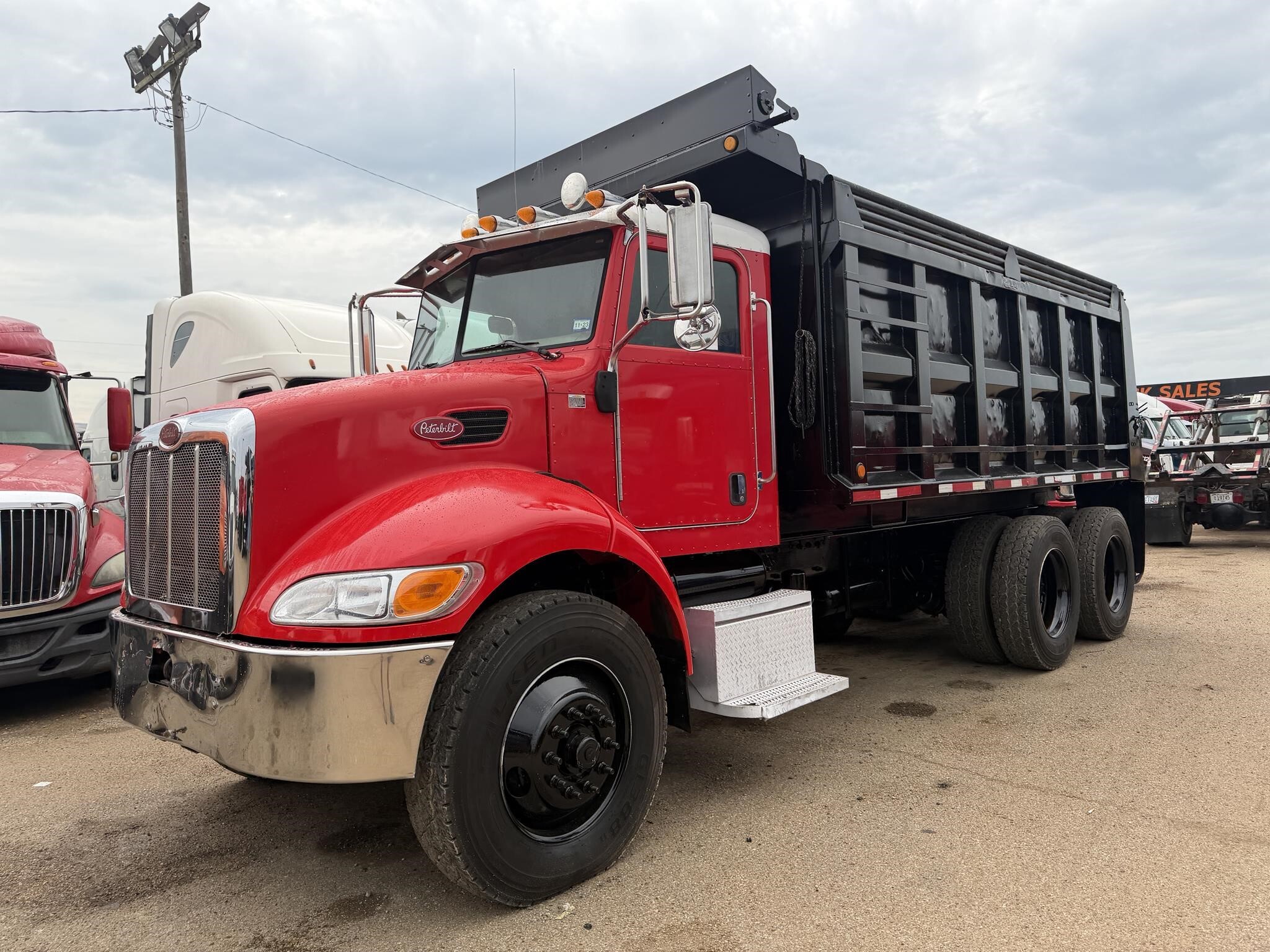 2007 PETERBILT 335 in Covington, TN